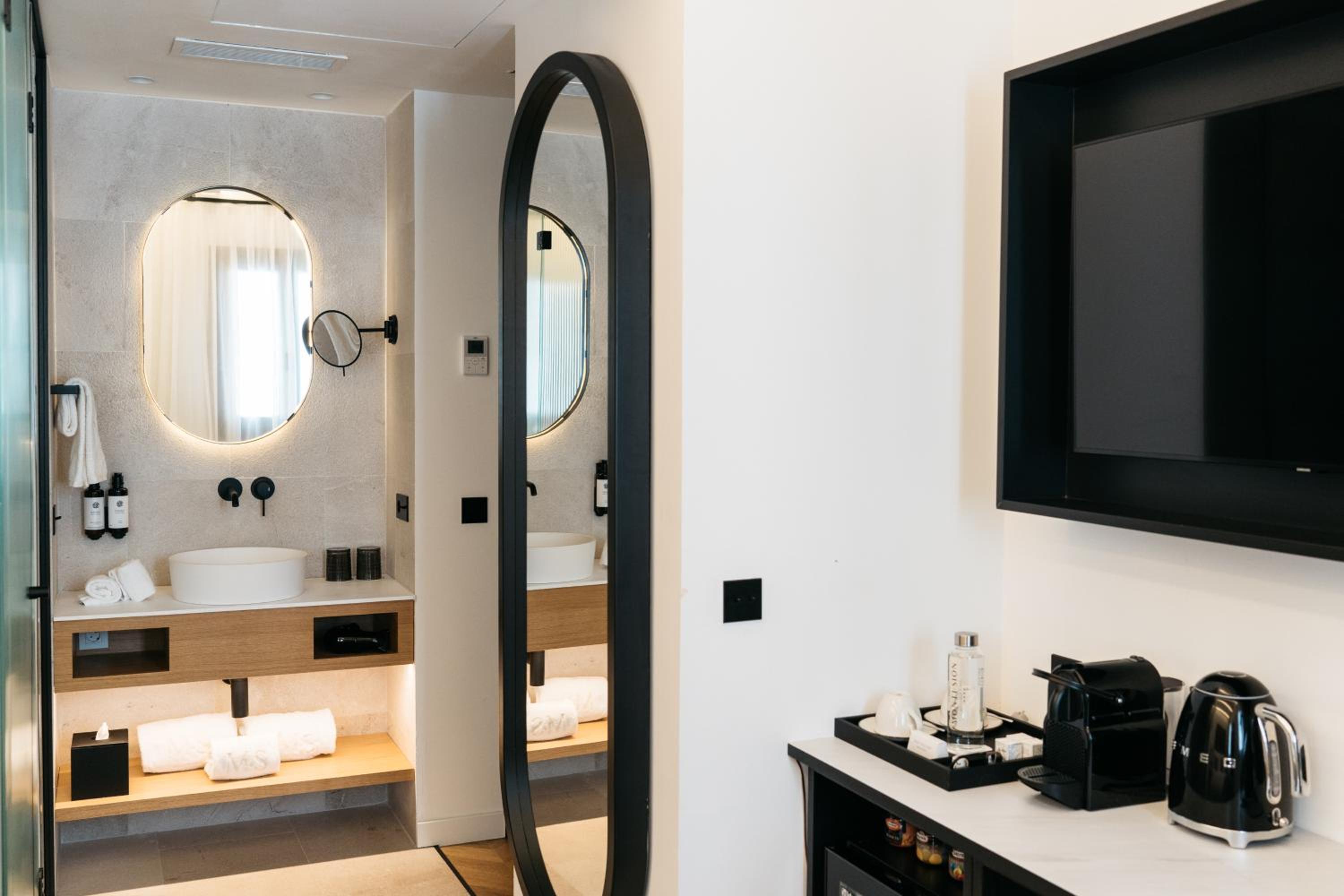 Standard Double Room - Photo 11