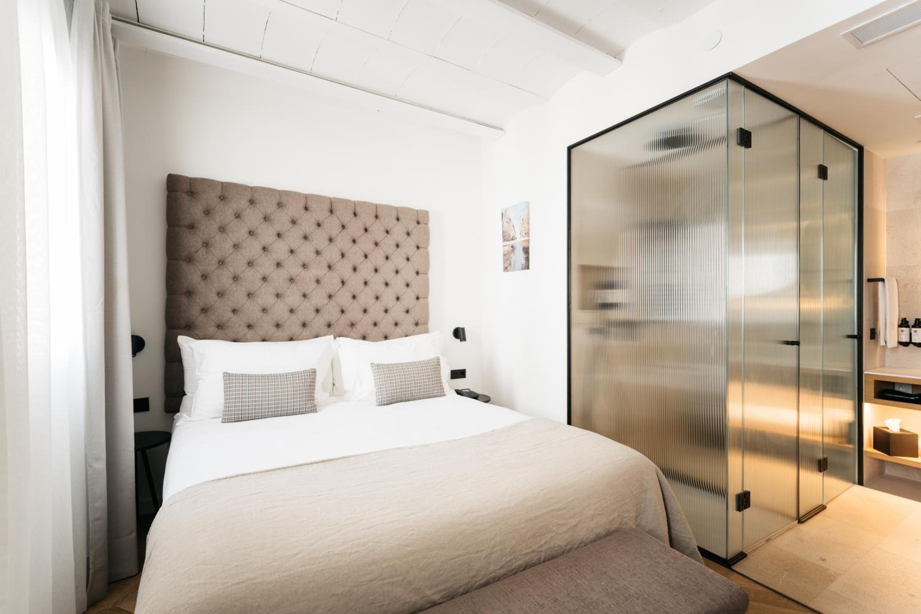 Standard Double Room - Photo 12