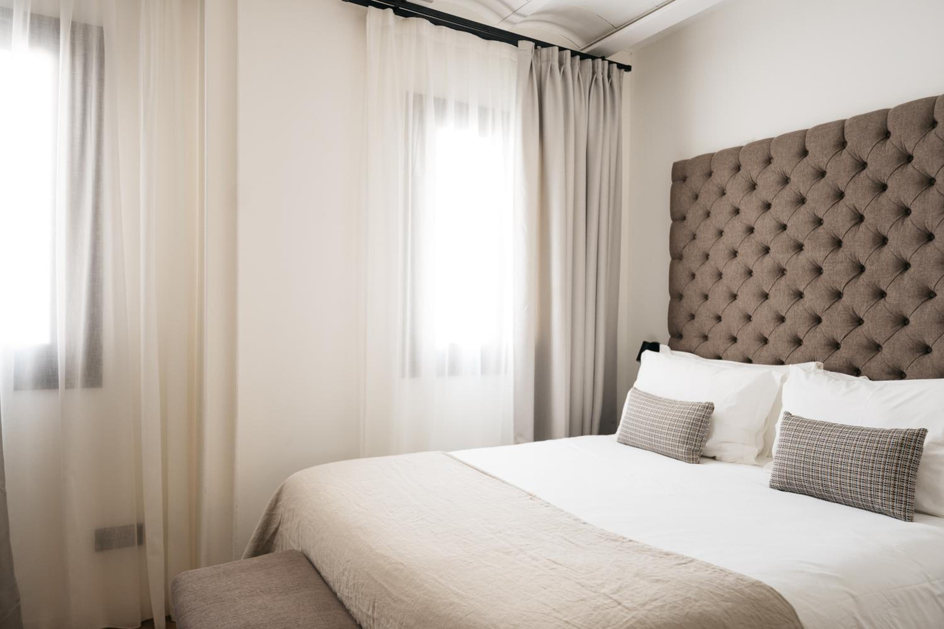 Standard Double Room - Photo 13