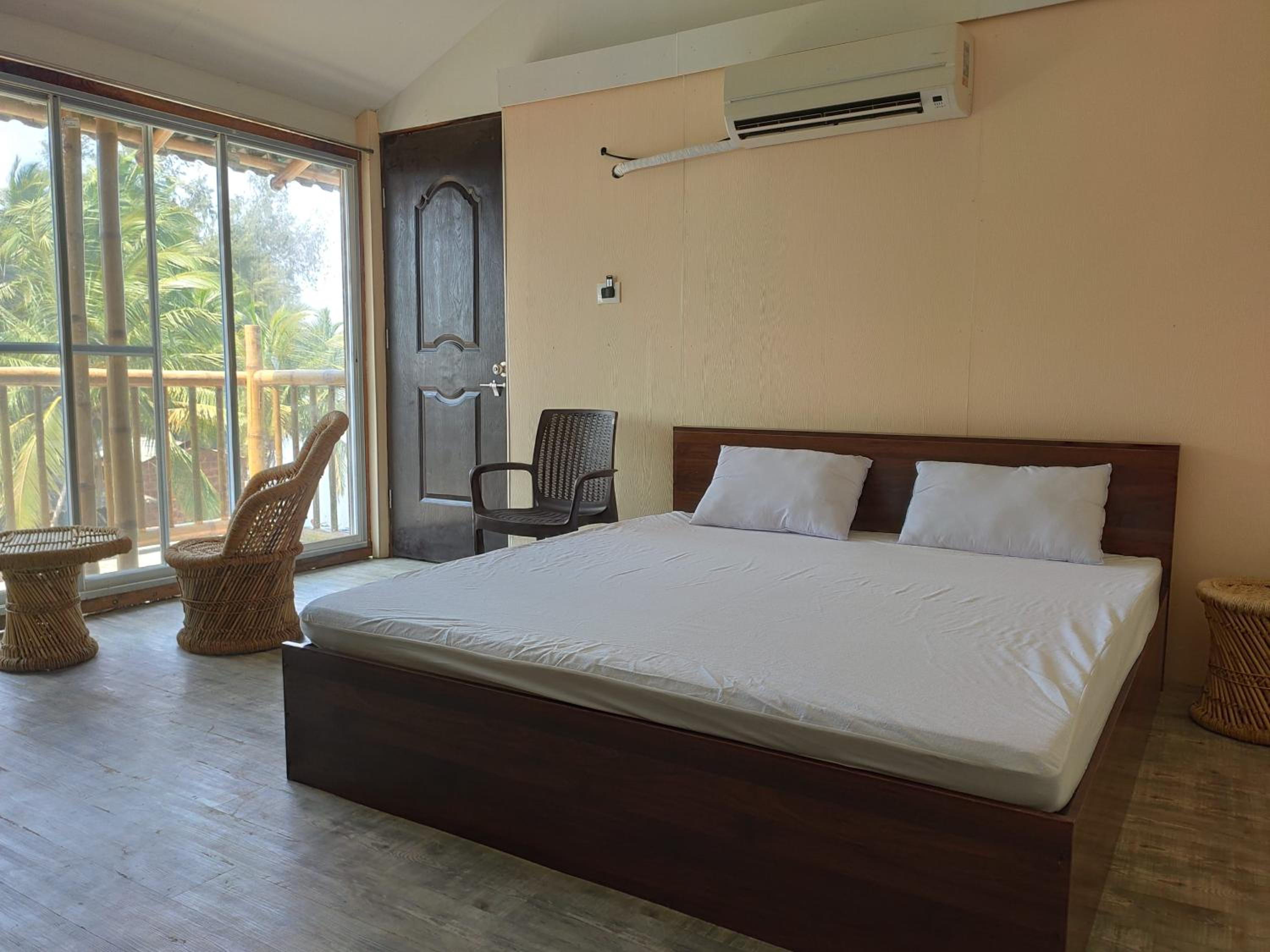 Deluxe Double Room with Side Sea View