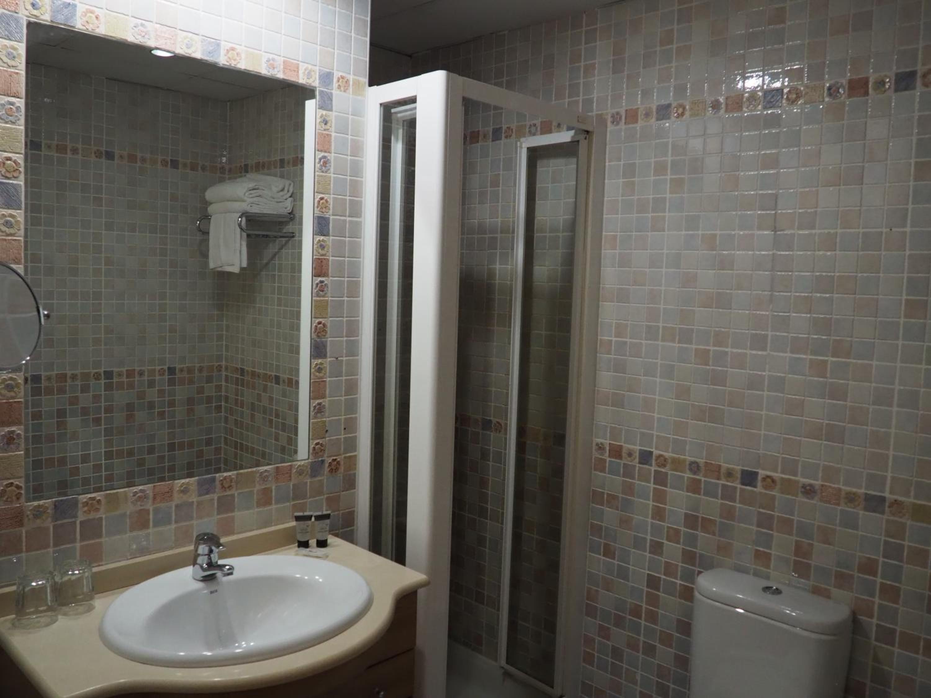 Double or Twin Room - Photo 8