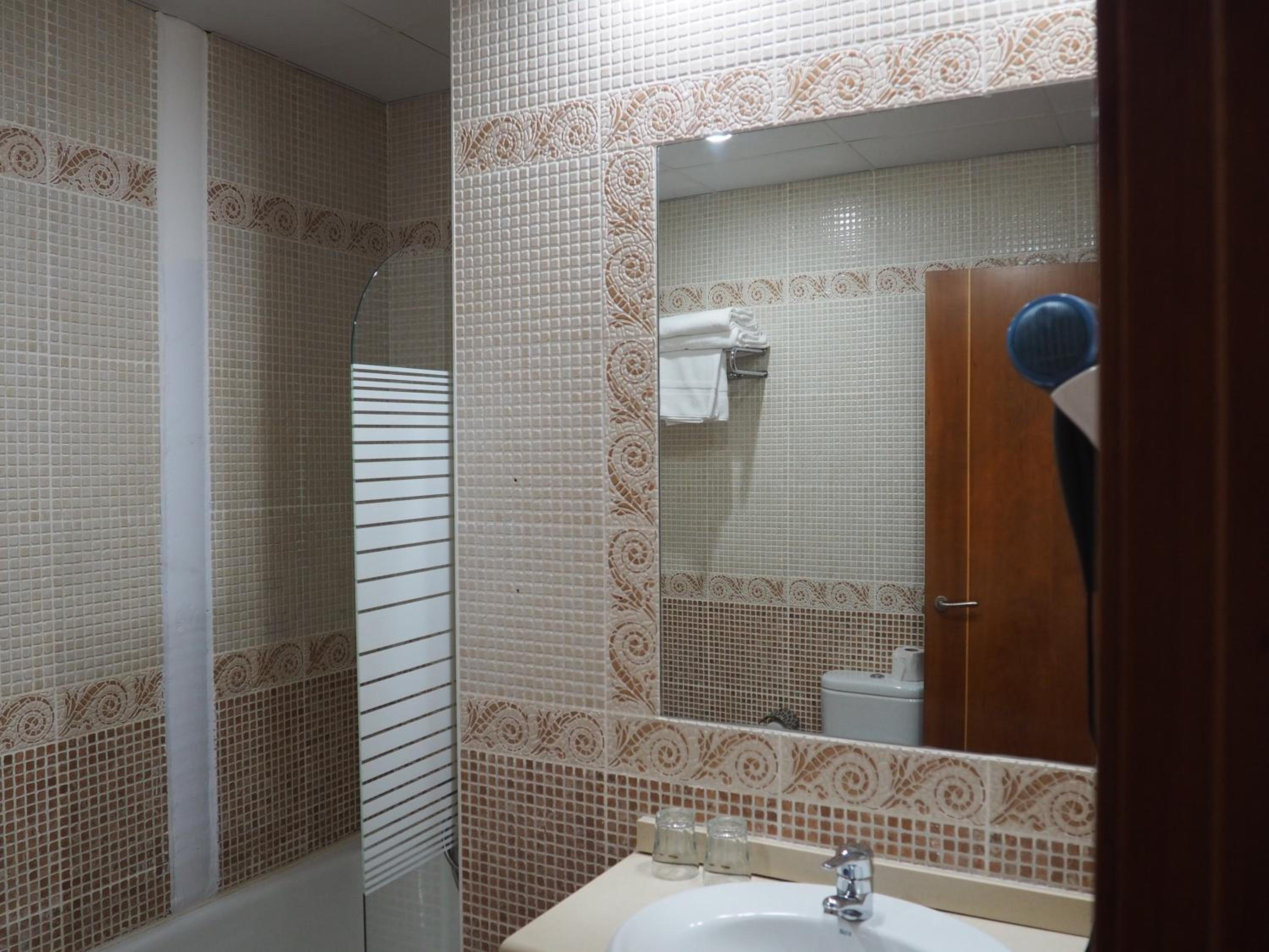 Double or Twin Room - Photo 7