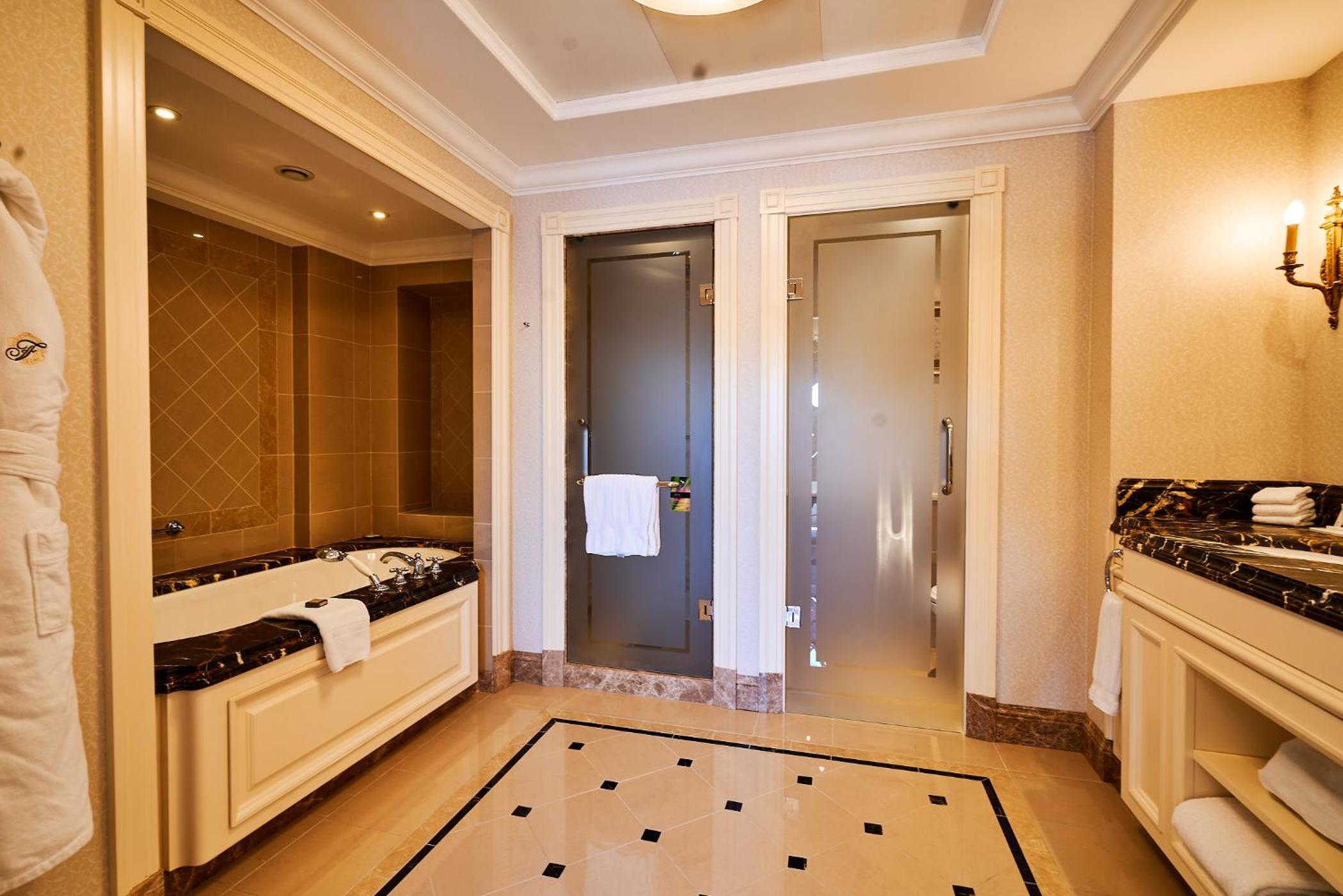 Atrium One Bedroom Suite - Photo 6