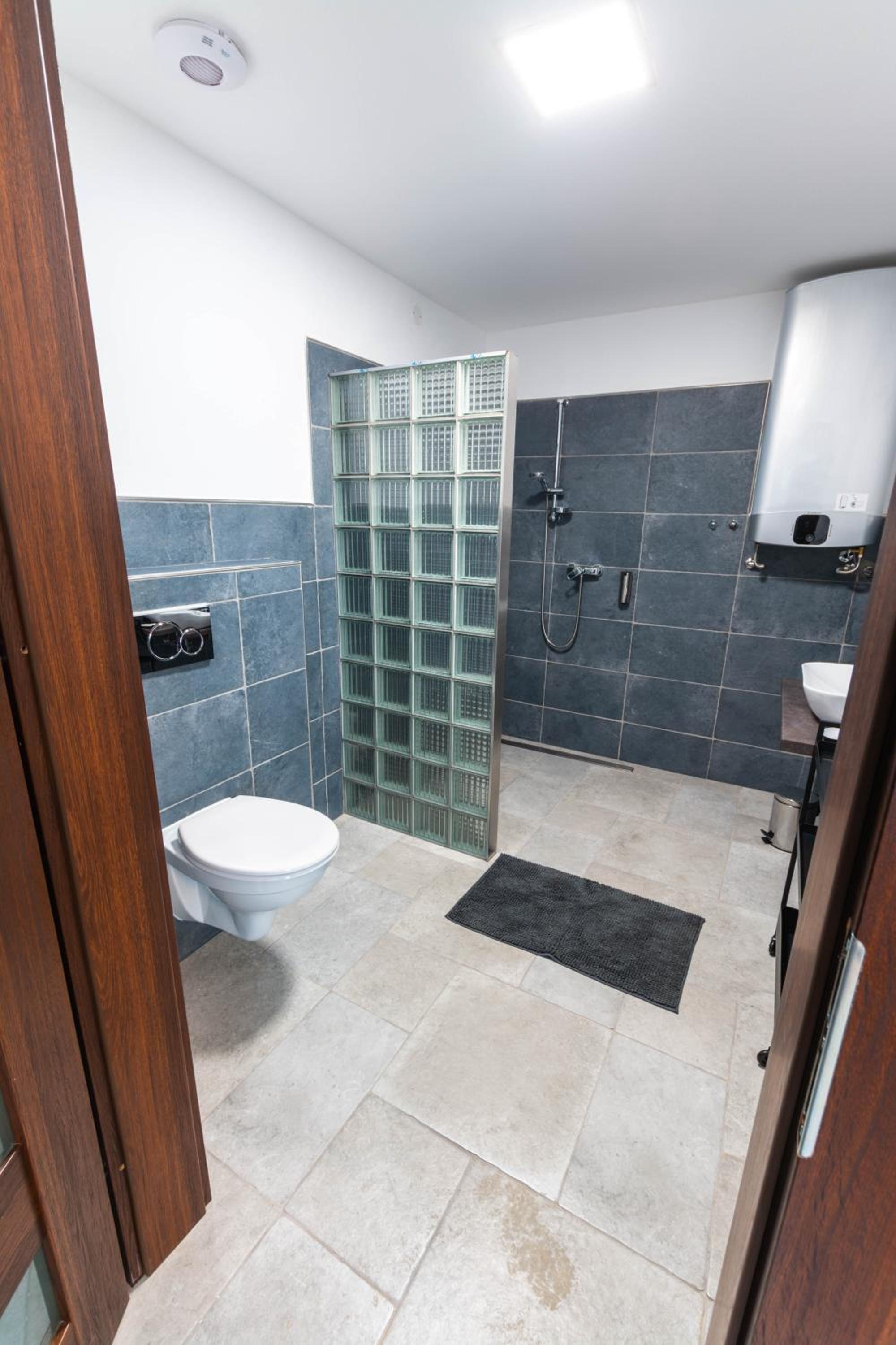 Quadruple Room - Disability Access photo 3