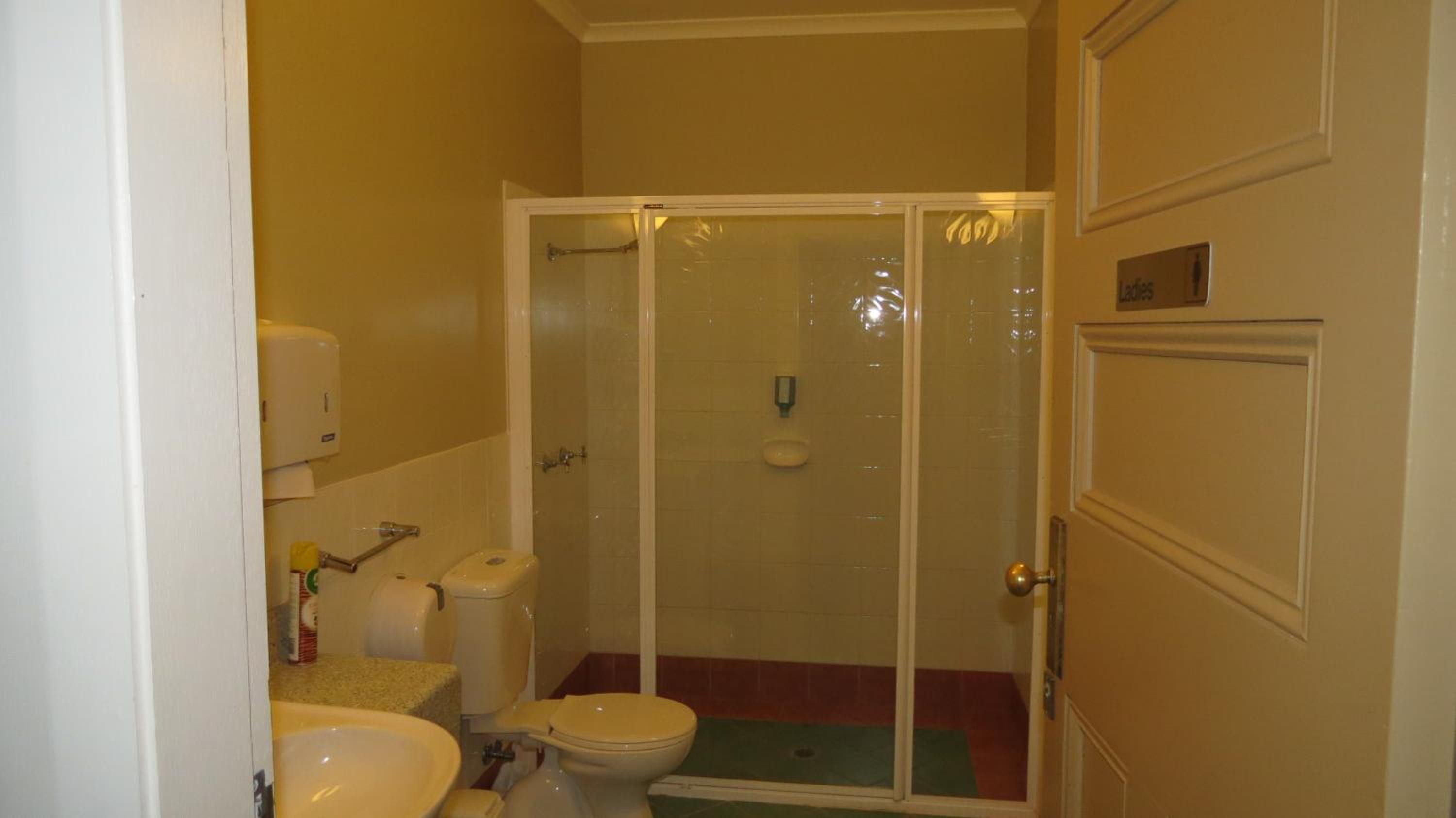 Economy Twin Room With Shared Bathroom photo 3