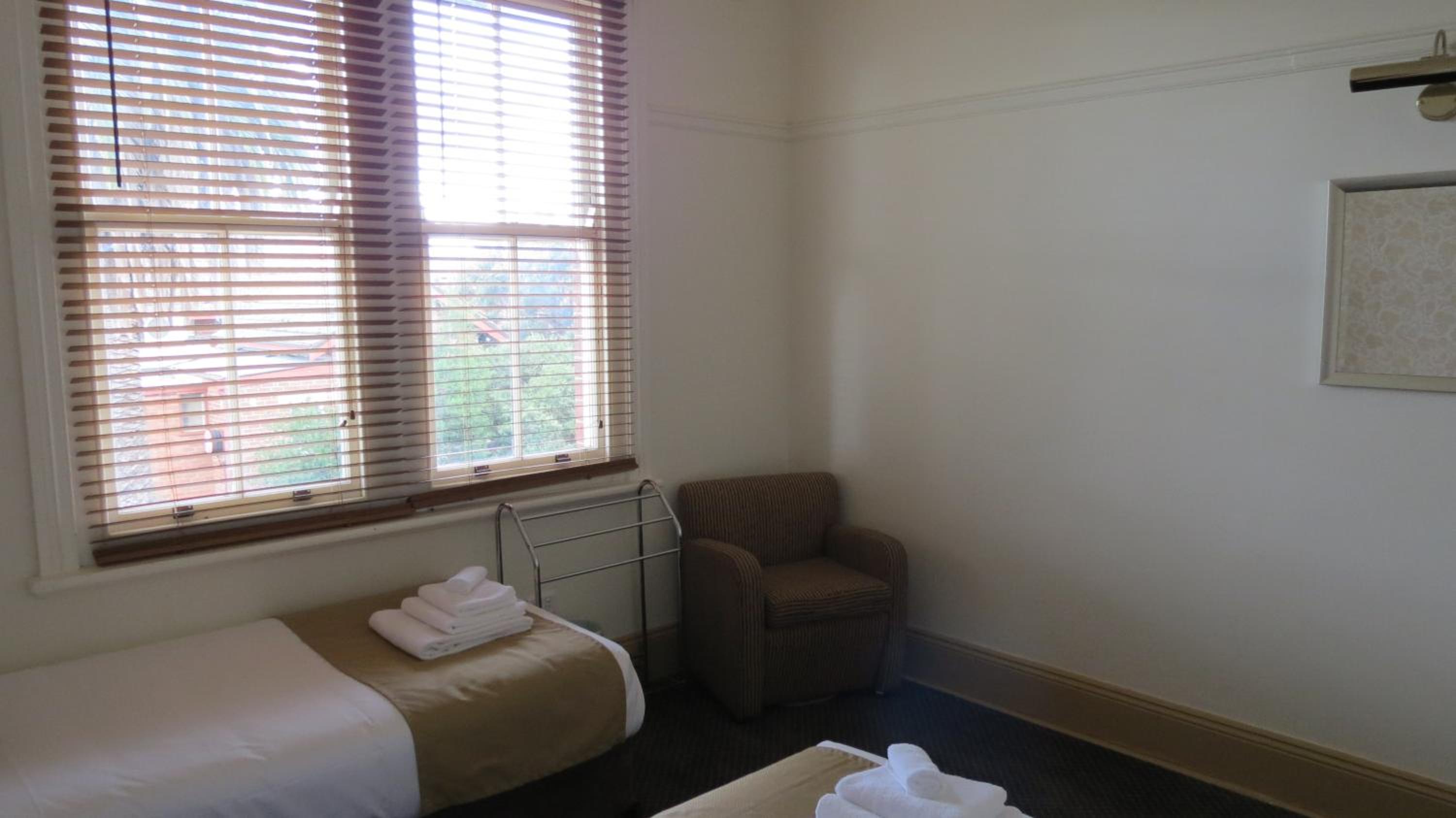 Economy Twin Room With Shared Bathroom photo 2