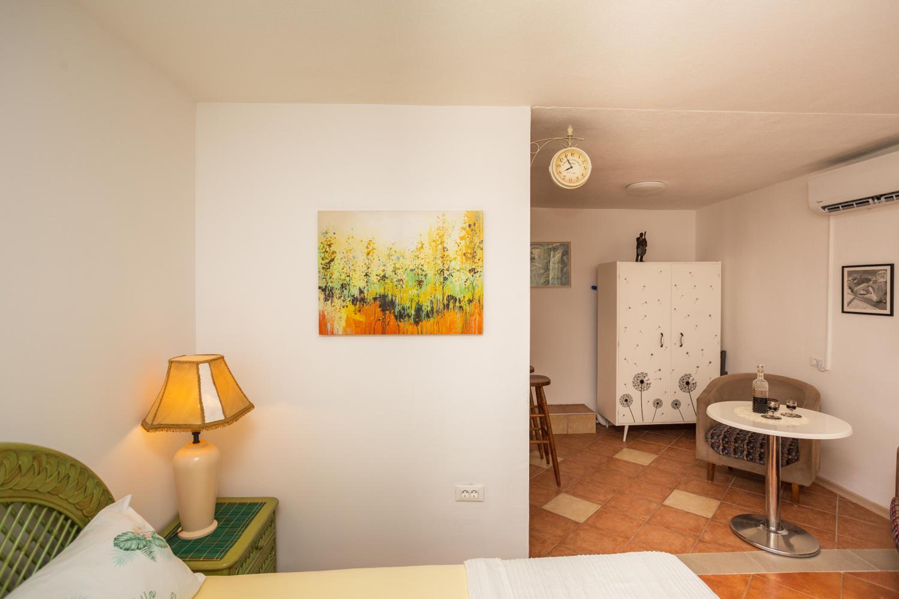 Studio Apartment - Photo 7