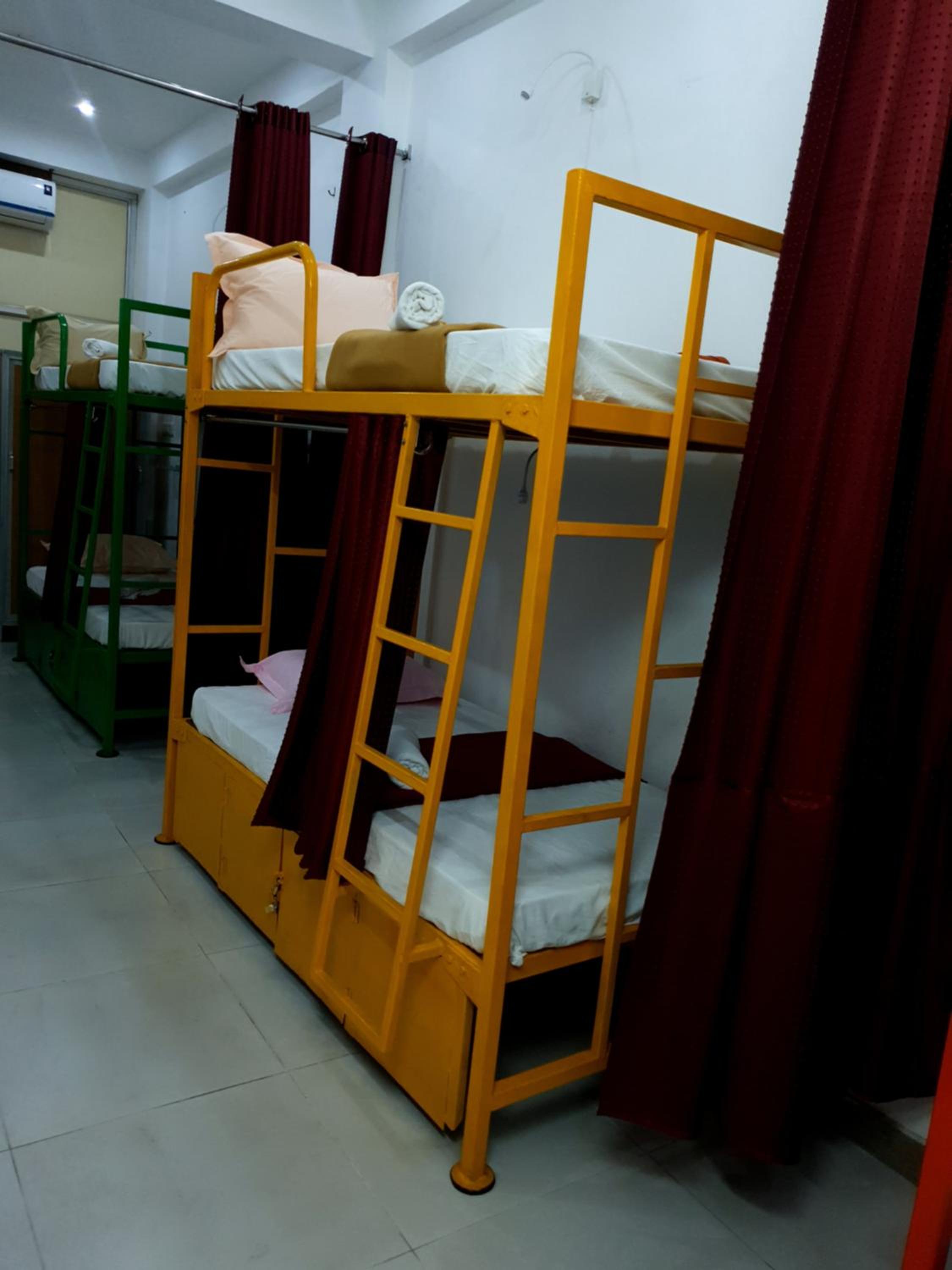 8-Bed Mixed Dormitory Room photo 2