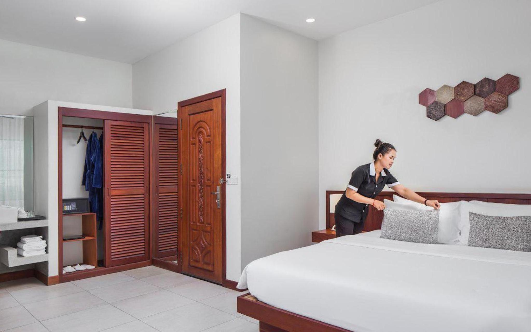 Blanc Club with Bathtub and Balcony