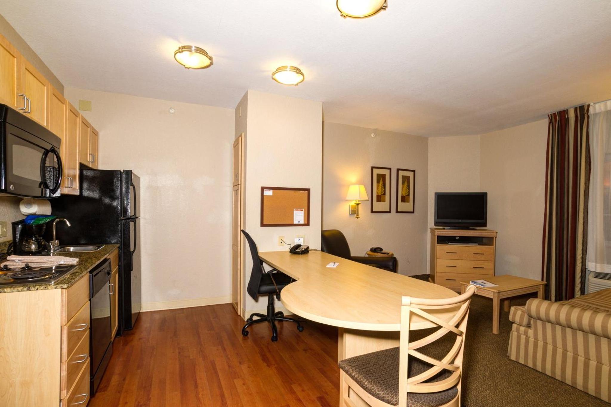 Queen Suite - Non-Smoking - Photo 3