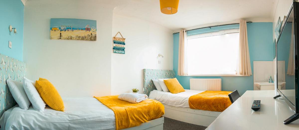 Standard Twin Room with Shared Bathroom photo 1