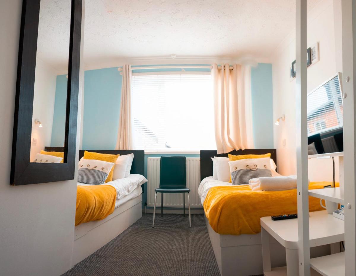 Standard Twin Room with Shared Bathroom photo 2