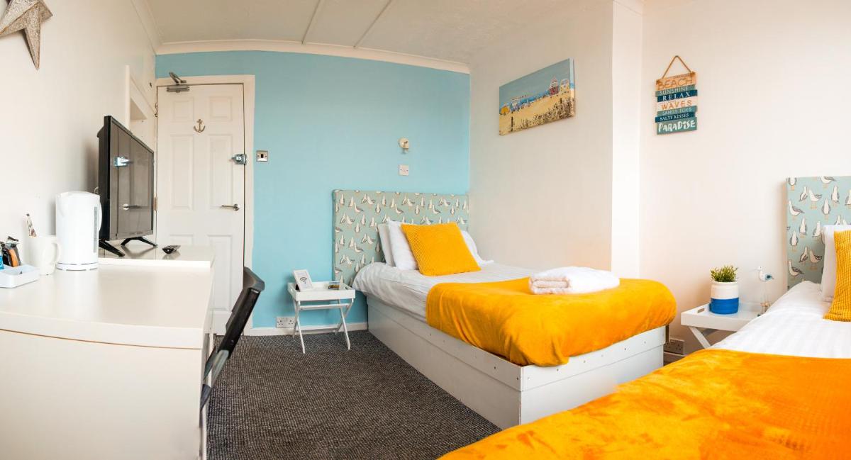 Standard Twin Room with Shared Bathroom photo 3
