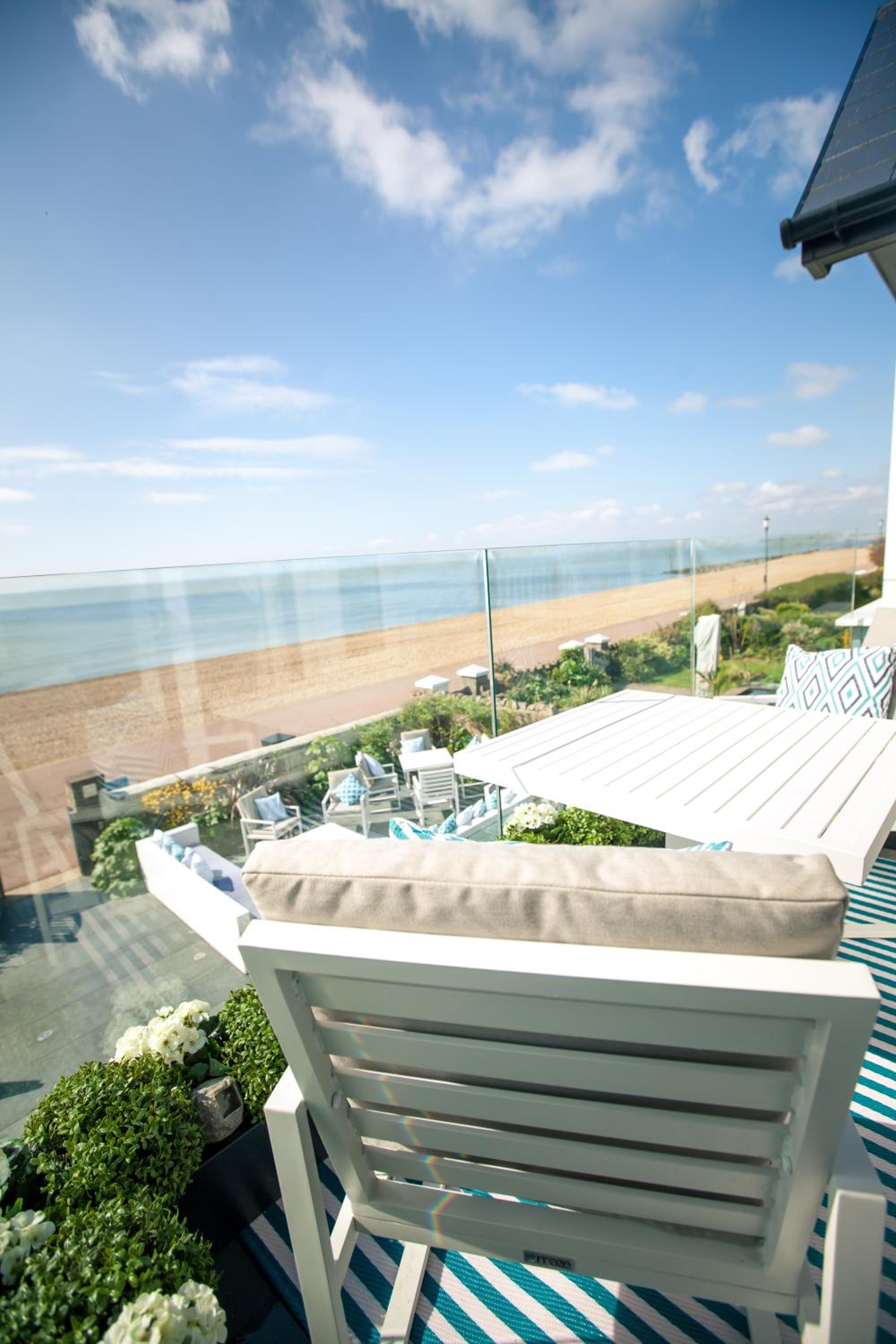 Apartment with Balcony photo 2