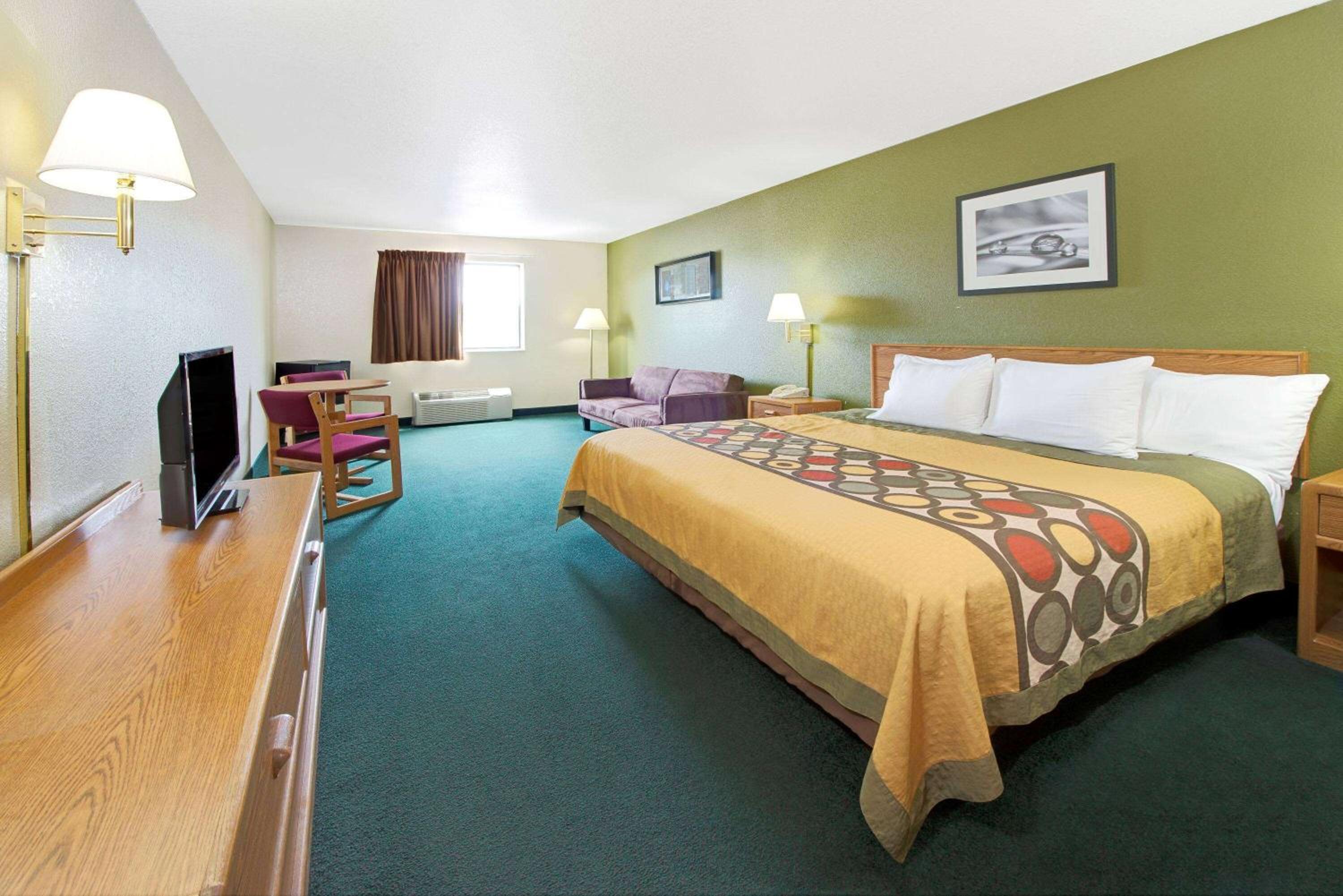 King Suite - Pet-Friendly/Non-Smoking - Photo 2