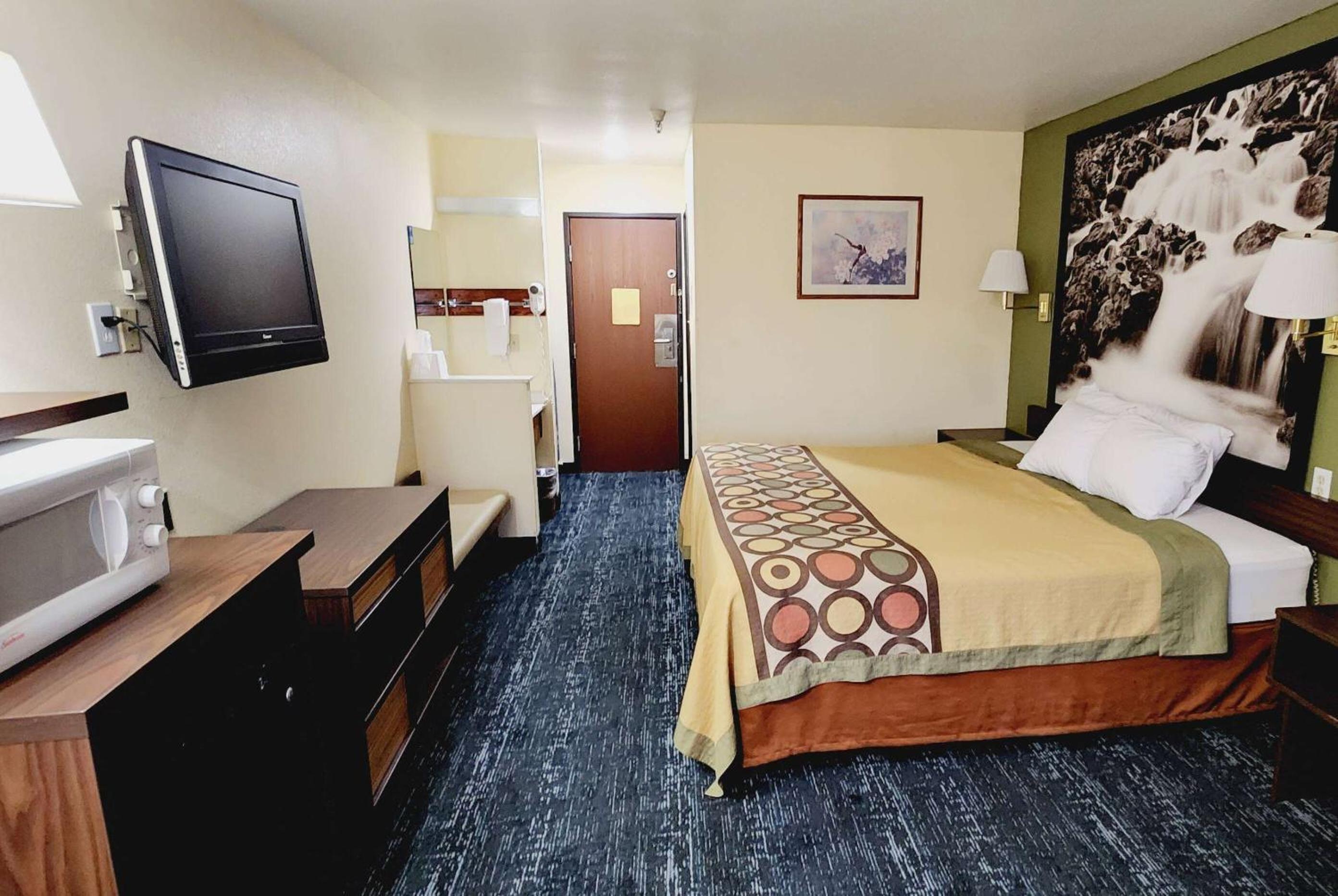 King Room - Non-Smoking - Photo 1