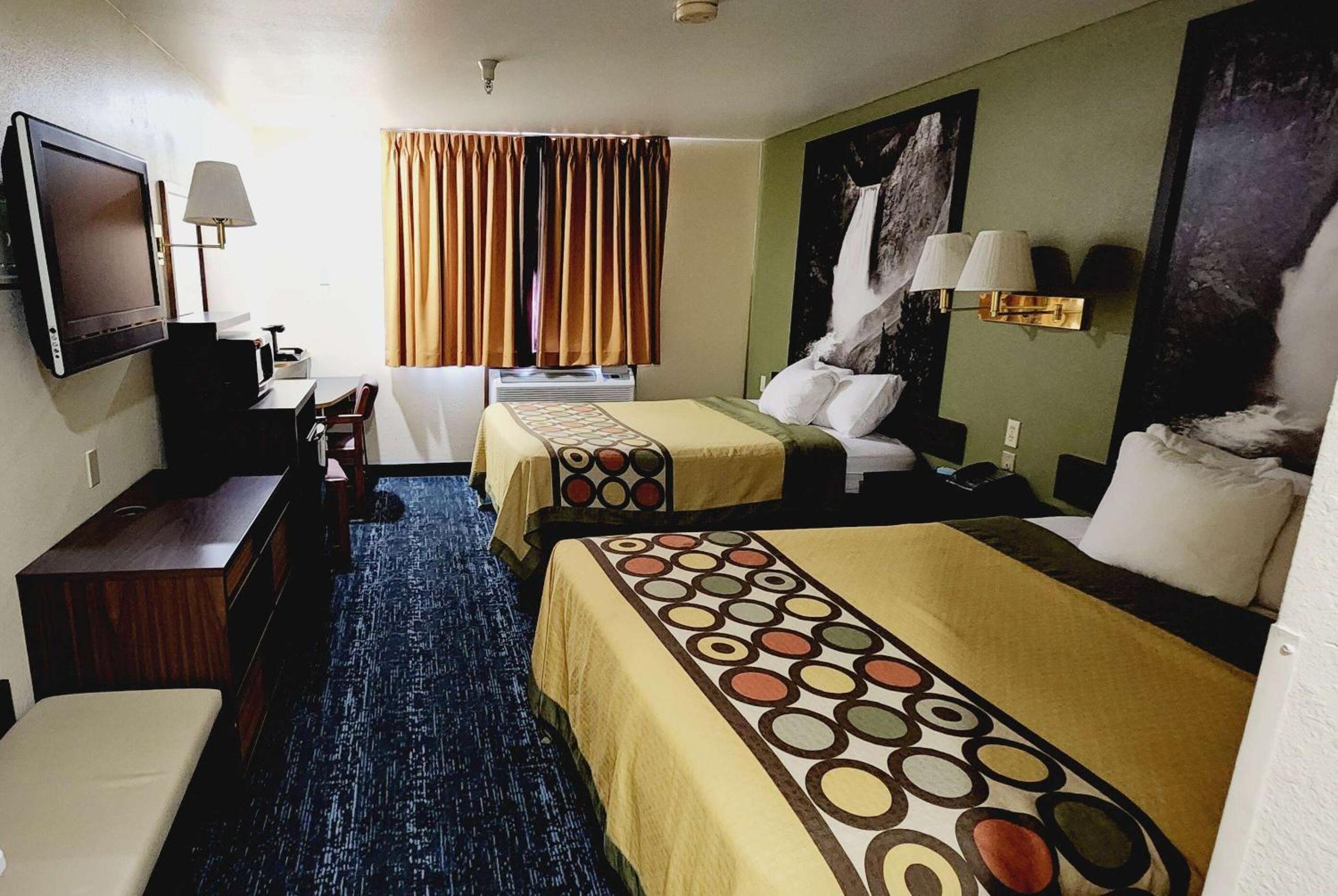 Queen Room with Two Queen Beds - Non-Smoking - Photo 1