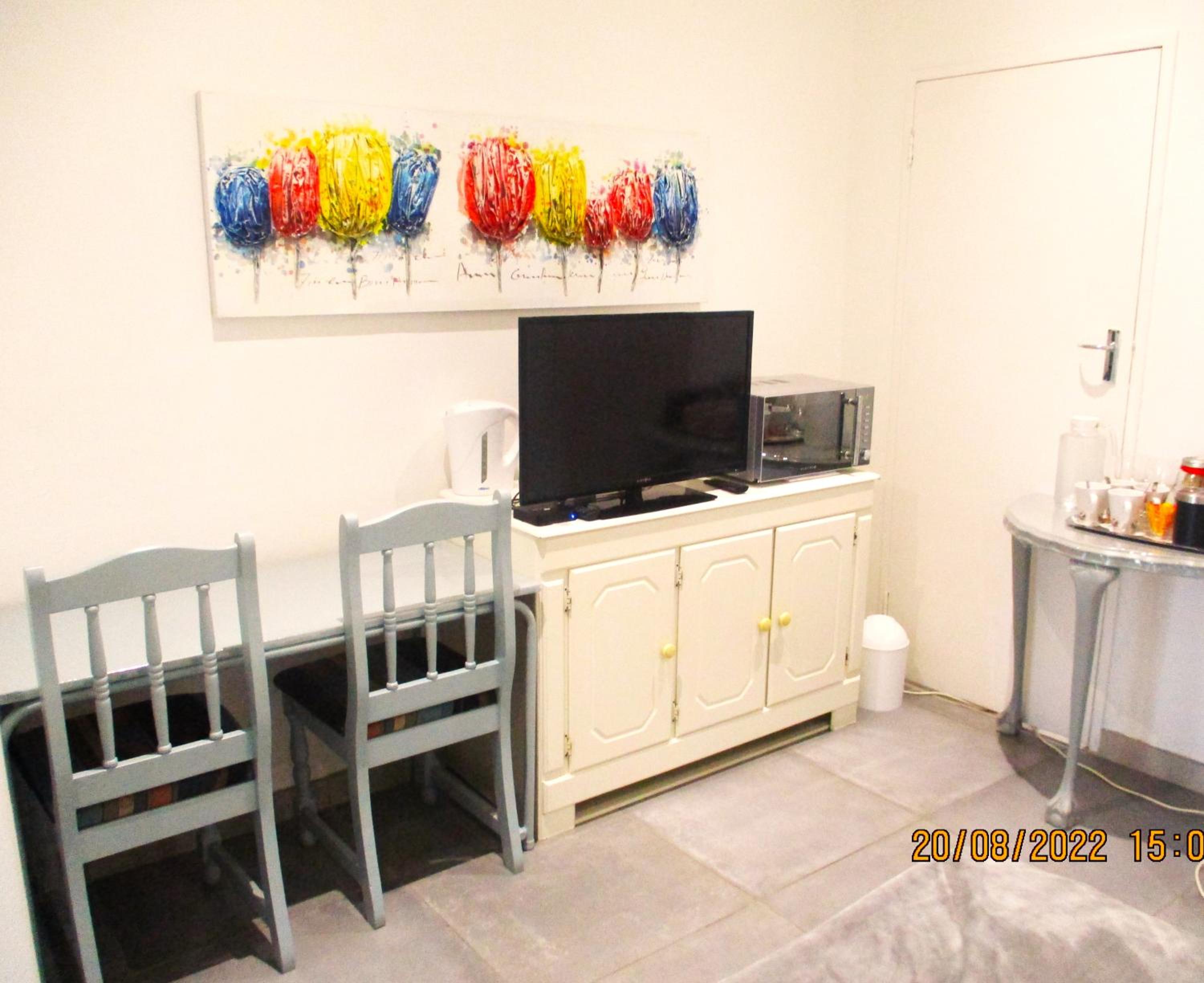 One-Bedroom Apartment - Photo 2