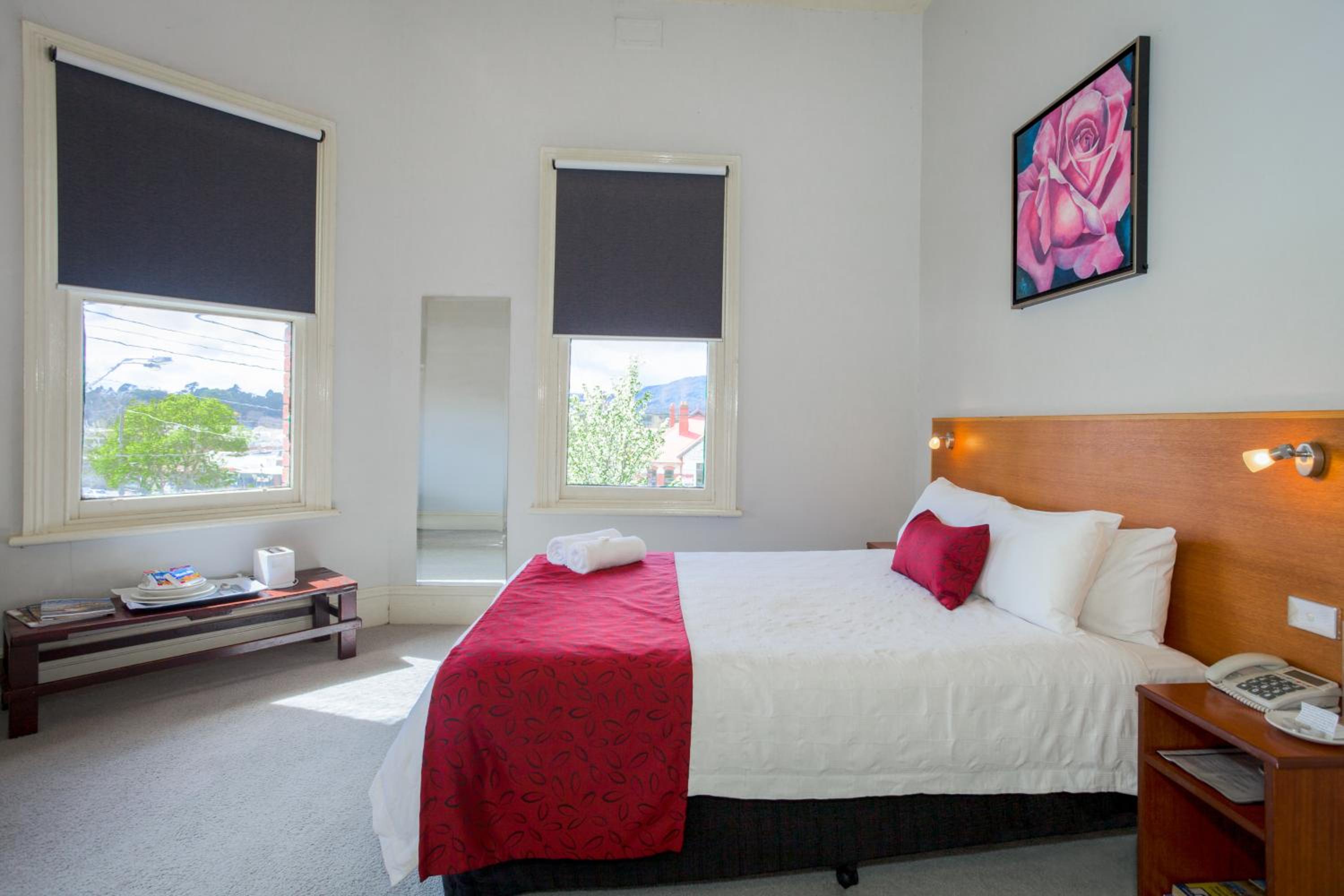One-Bedroom with Mountain View photo 1