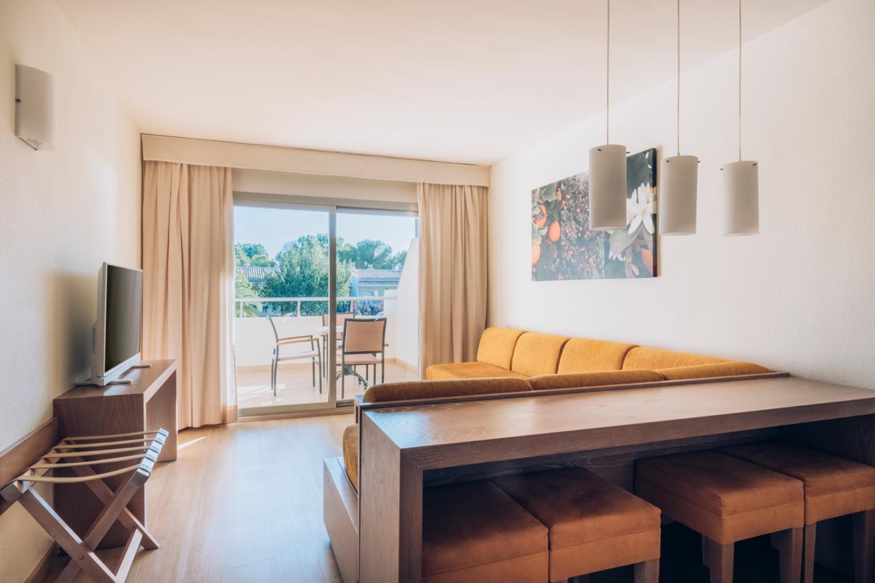 Habitación familiar con vista lateral al mar.