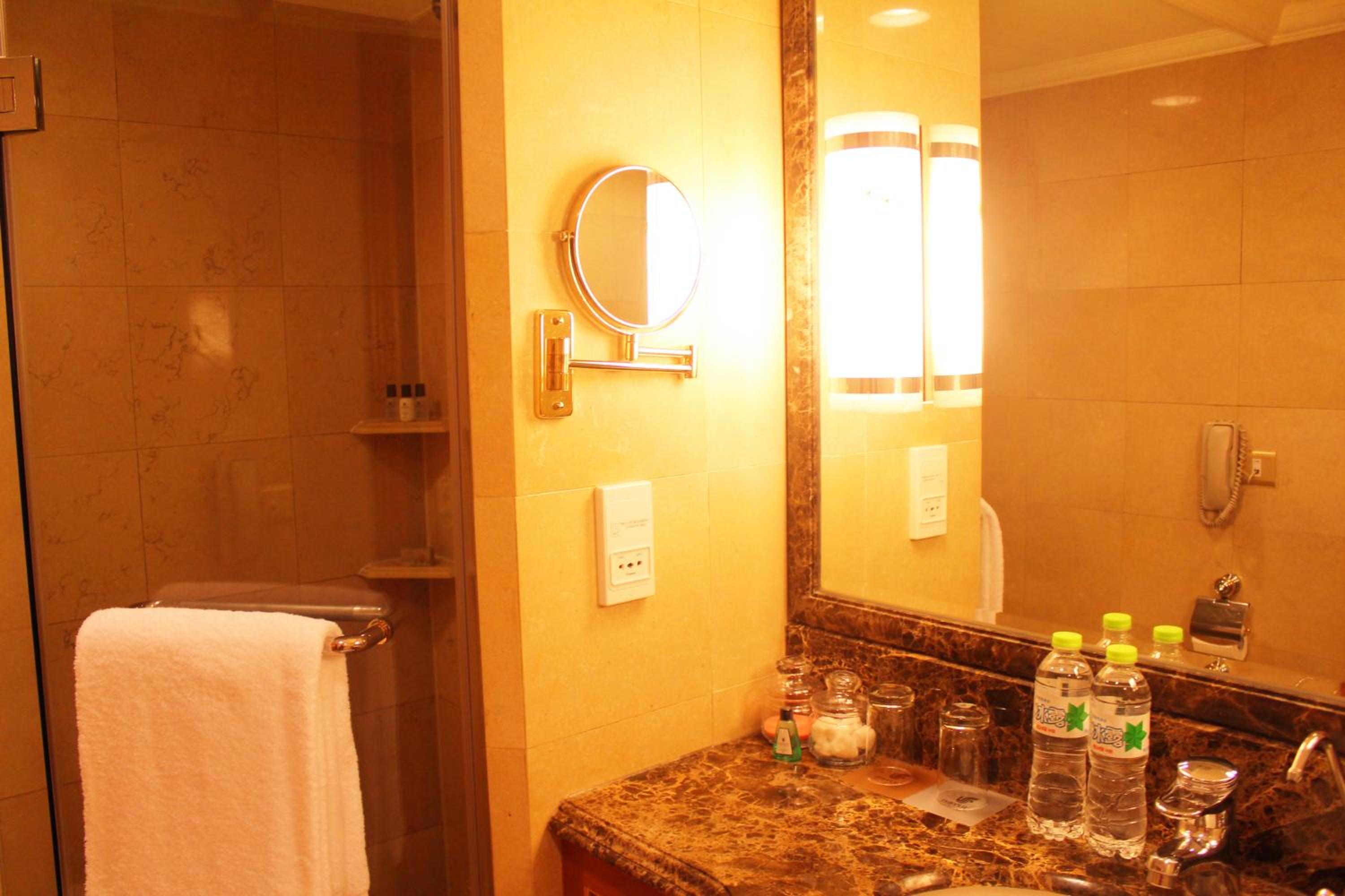 Deluxe Queen Room - Photo 3