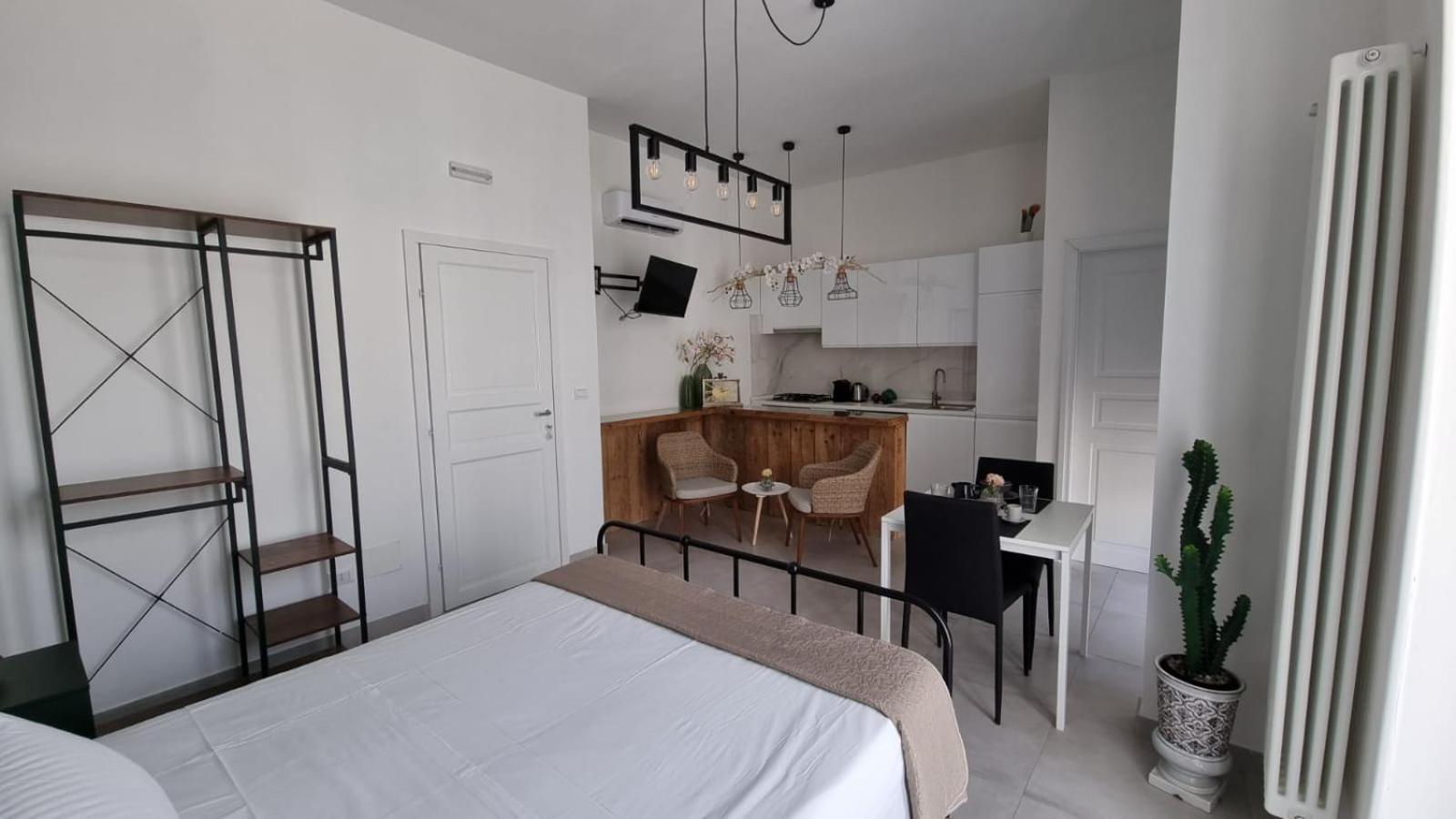 Queen Room with Balcony - Photo 5