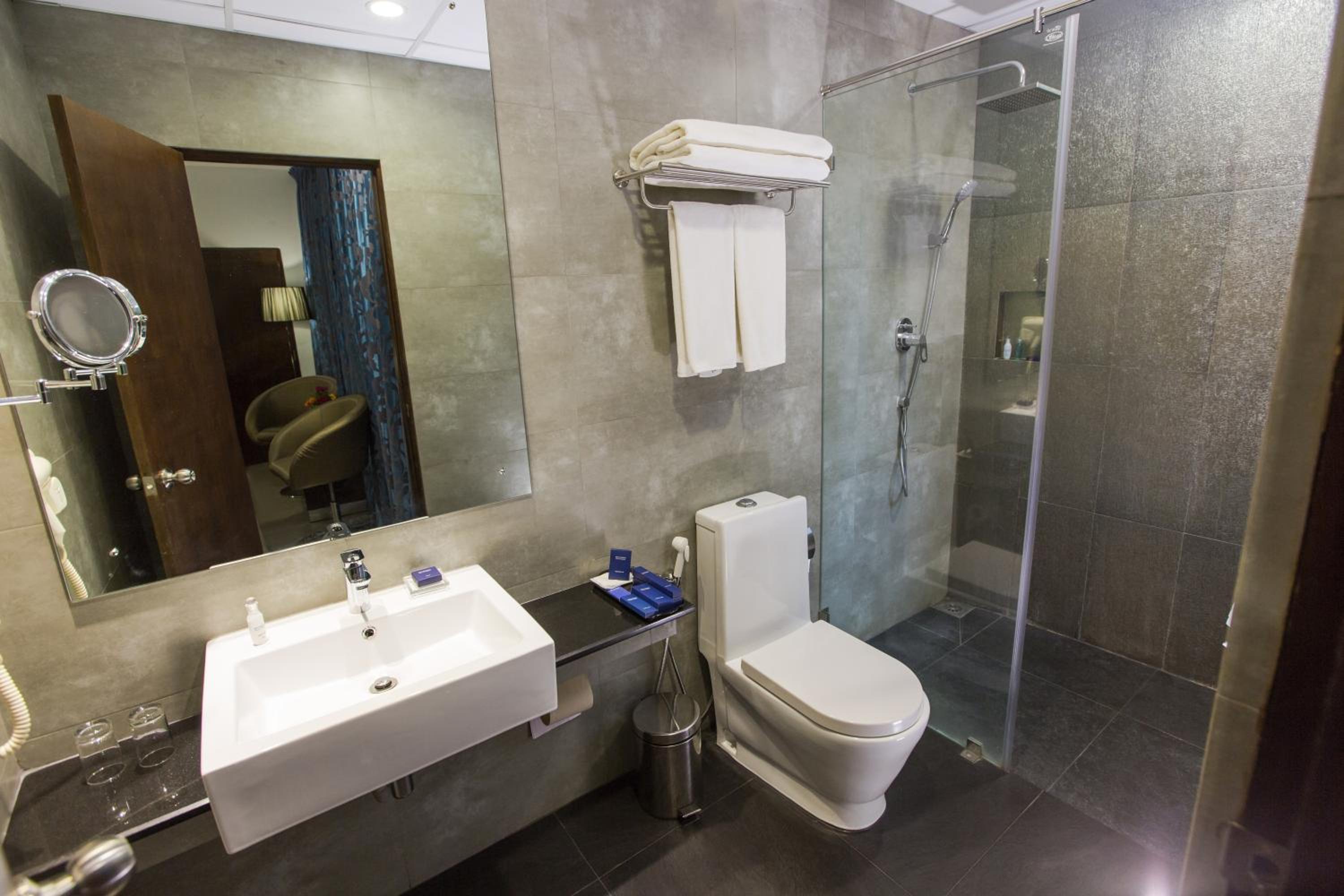 Deluxe King Room  photo 2