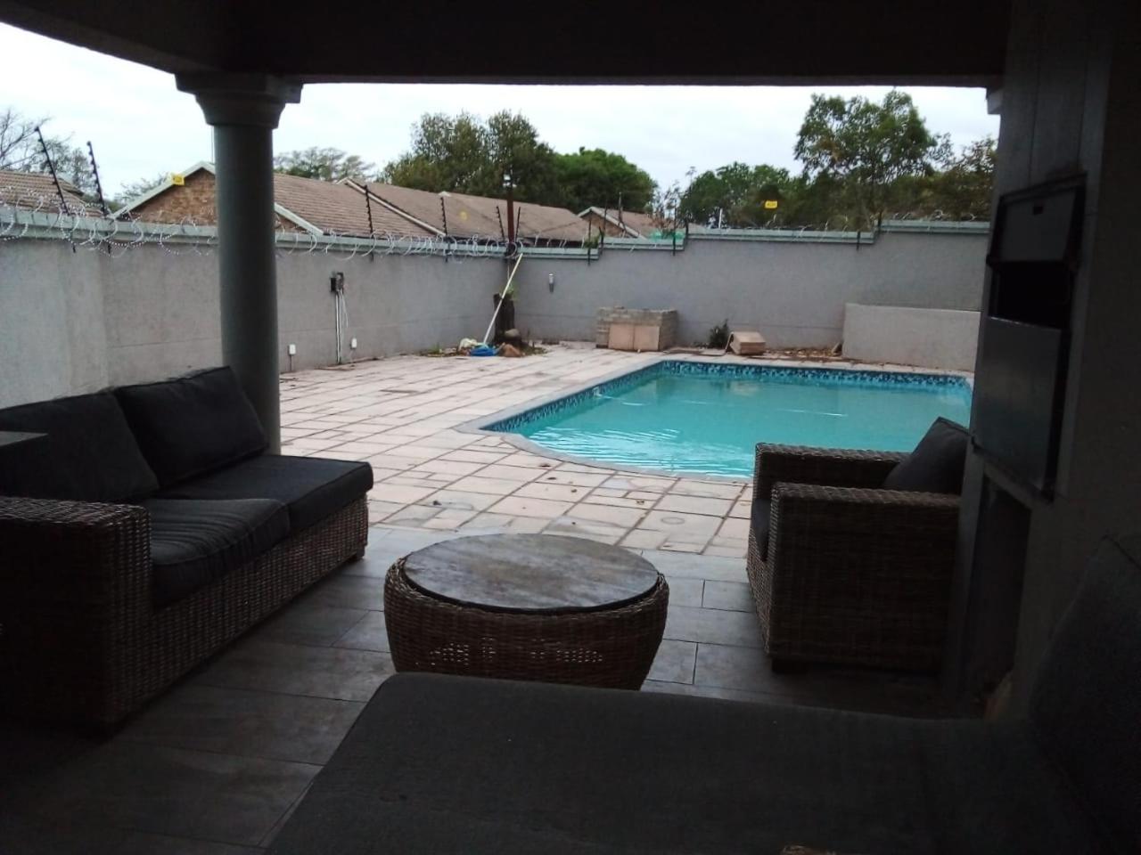 Three-Bedroom Villa - Photo 8