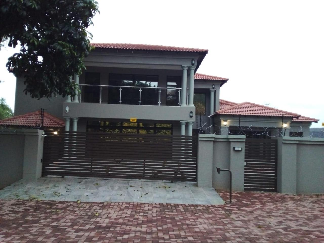 Three-Bedroom Villa - Photo 9