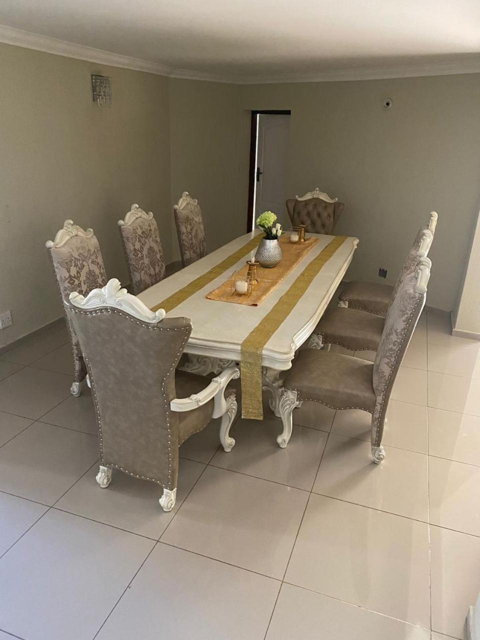 Three-Bedroom Villa - Photo 4