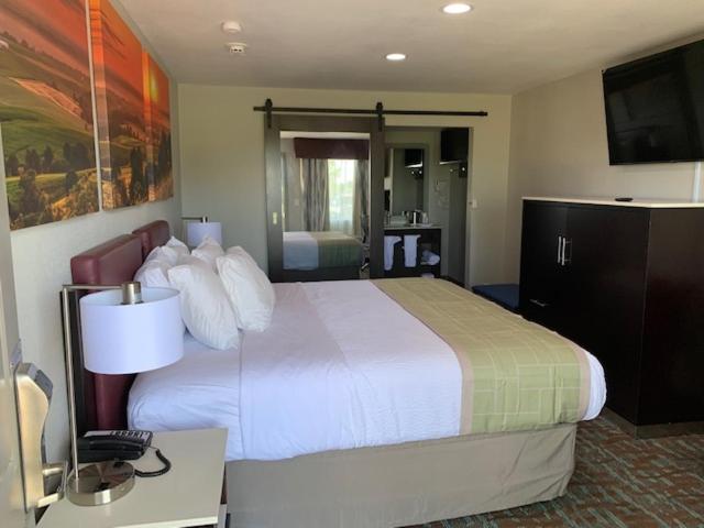 King Room - Non-Smoking - Photo 4