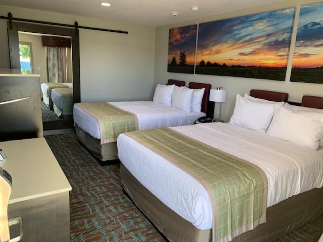 Queen Room with Two Queen Beds - Non-Smoking - Photo 1