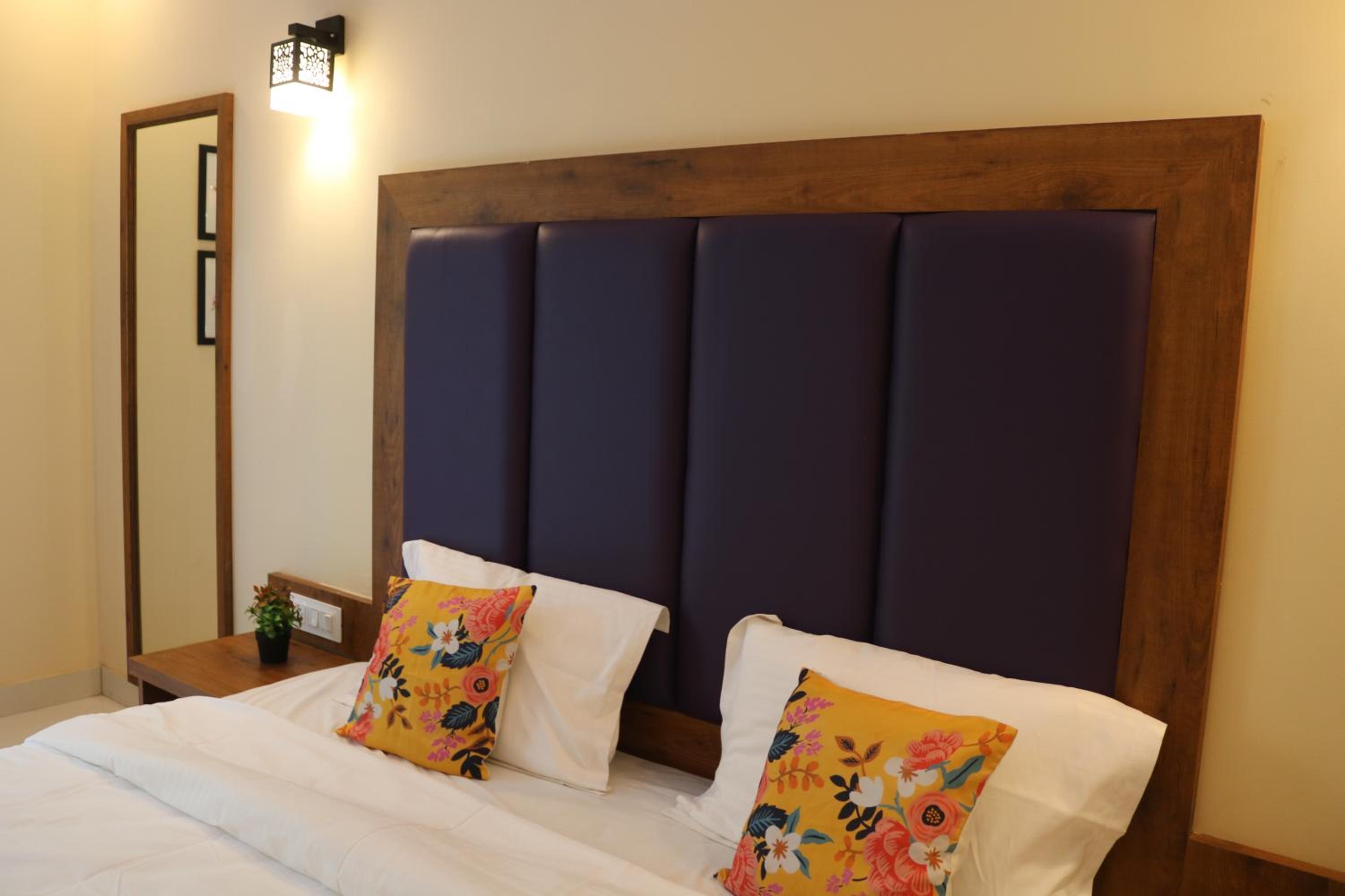 Double Room with Balcony - Photo 2