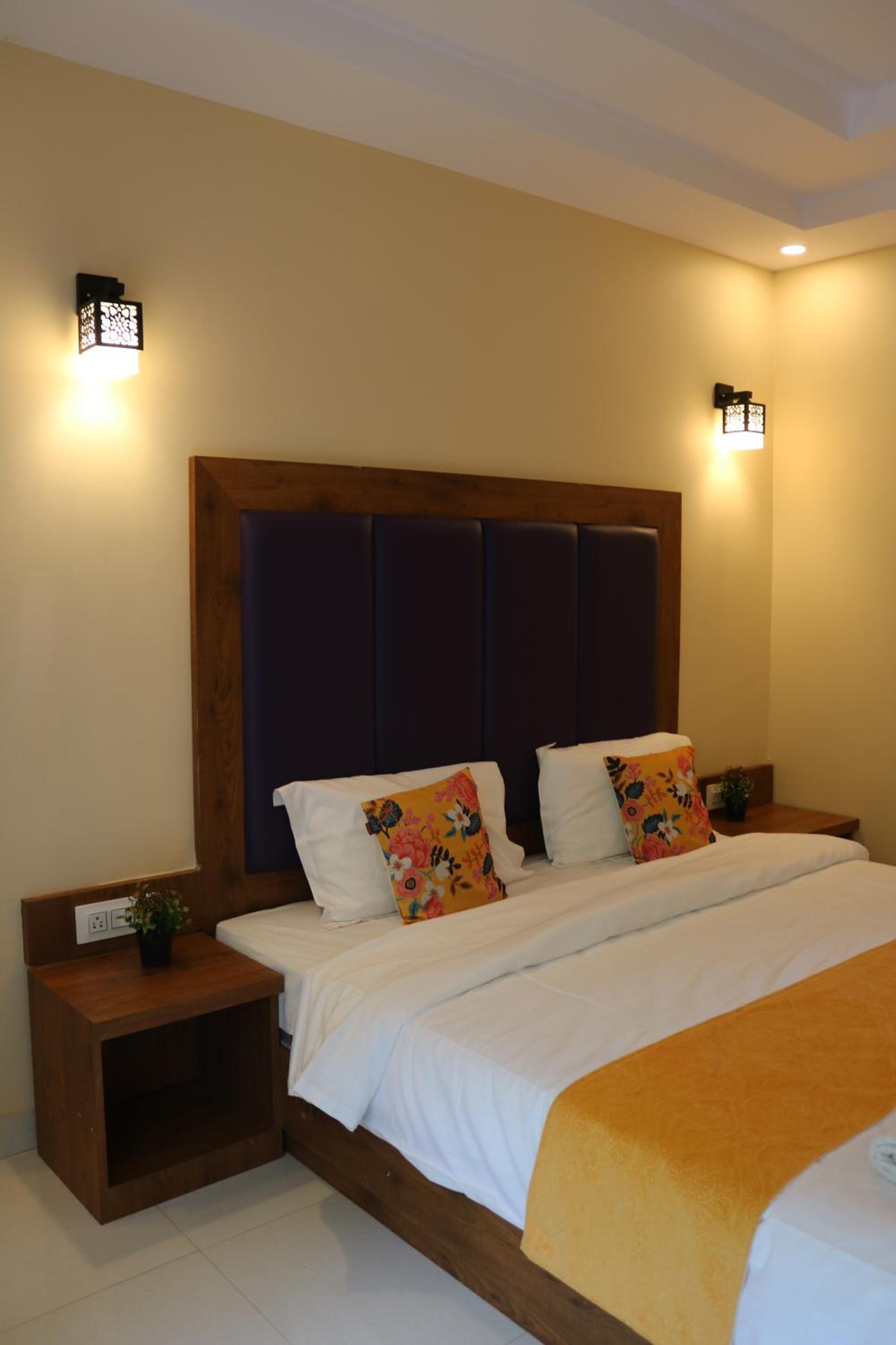 Double Room with Balcony - Photo 3