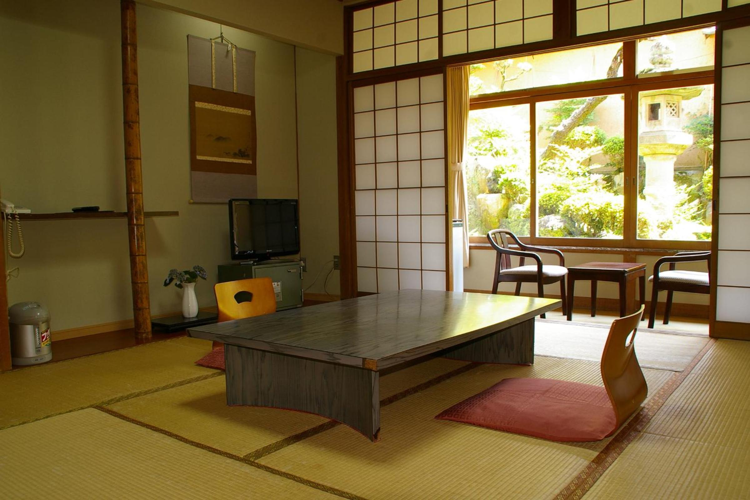 Japanese-Style Room with toilet and shared bathroom photo 3