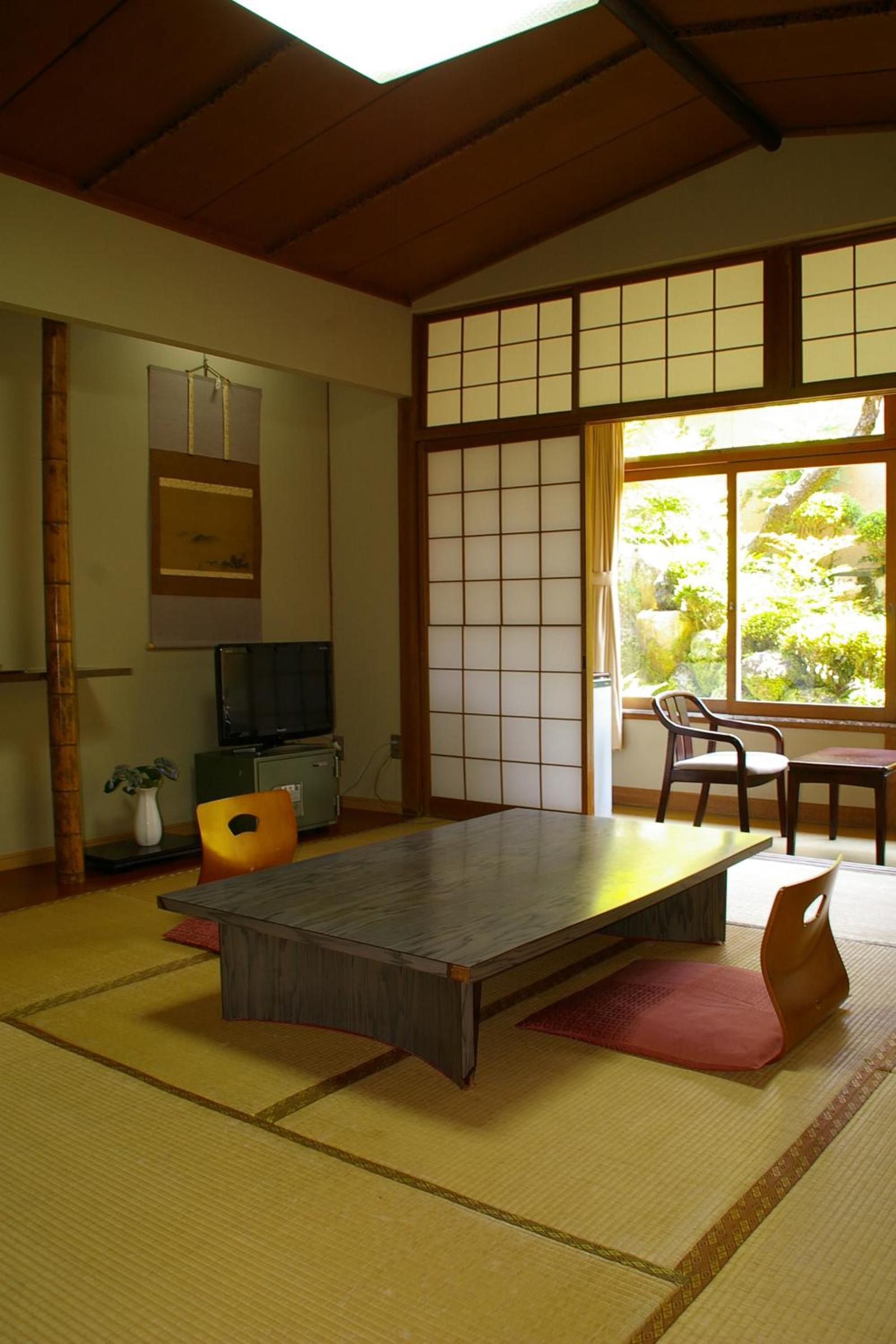 Japanese-Style Room with toilet and shared bathroom photo 2