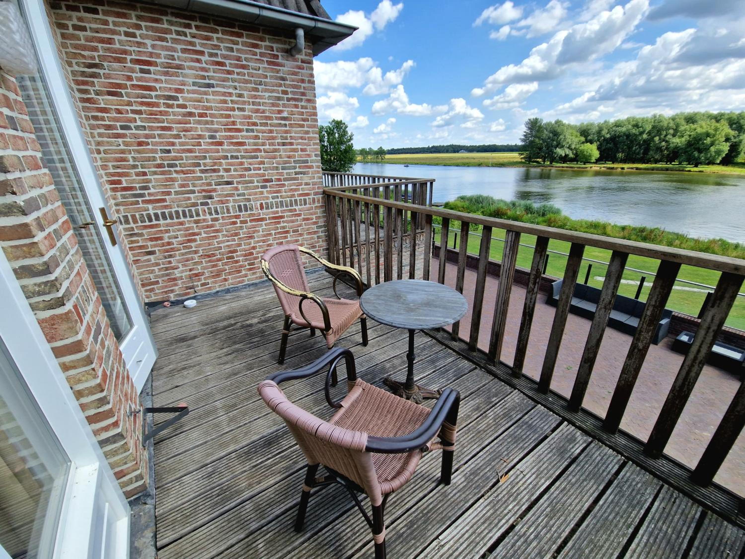 Suite - Photo 1