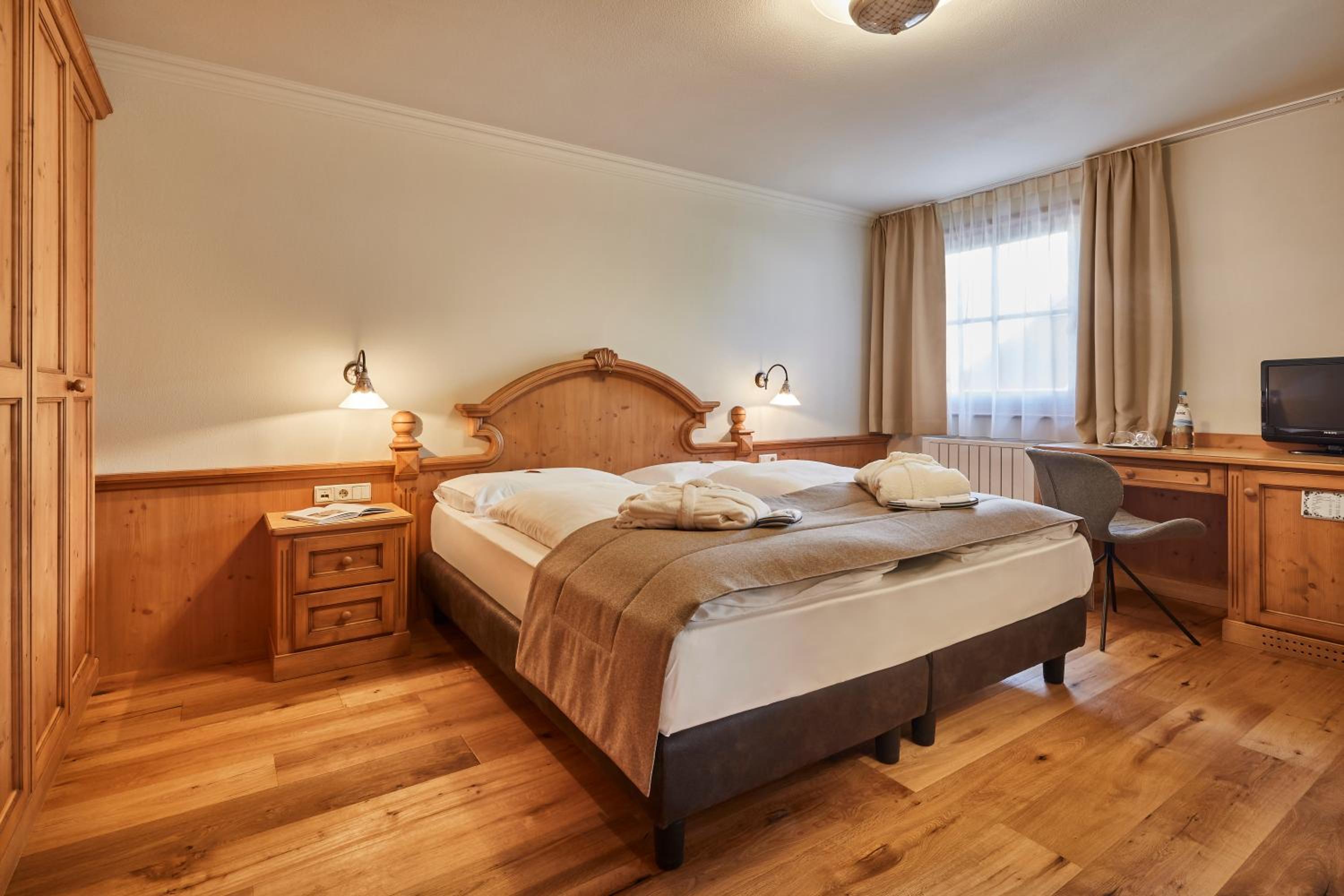 Suite with Mountain View - Photo 8
