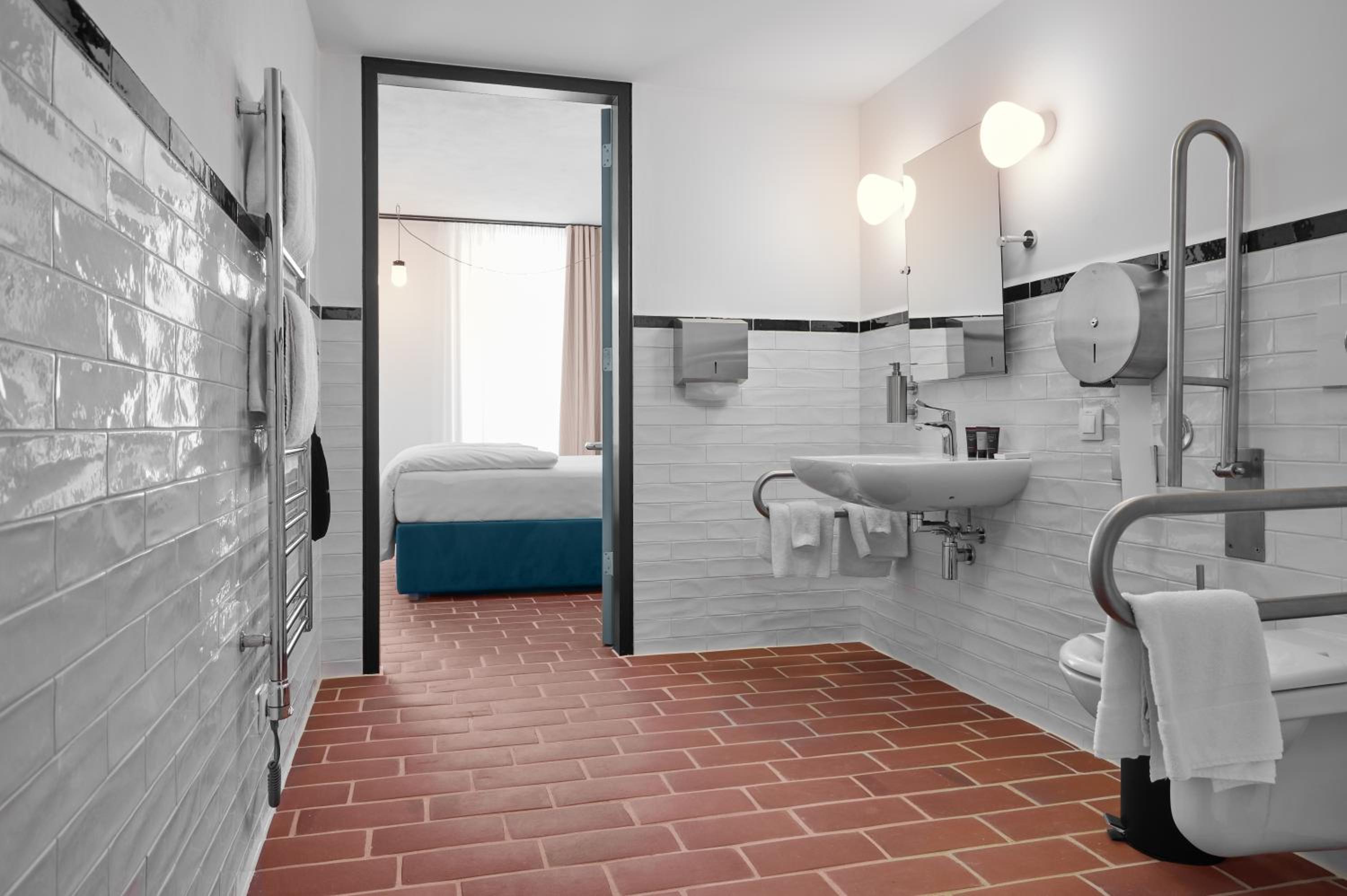 King Room with Roll-In Shower - Disability Access - Photo 3