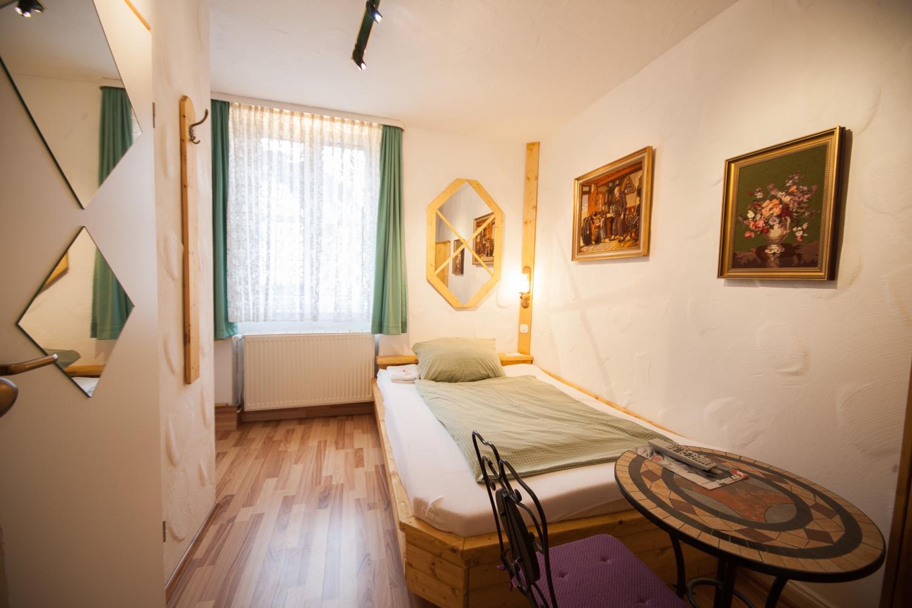Budget Double Room photo 3