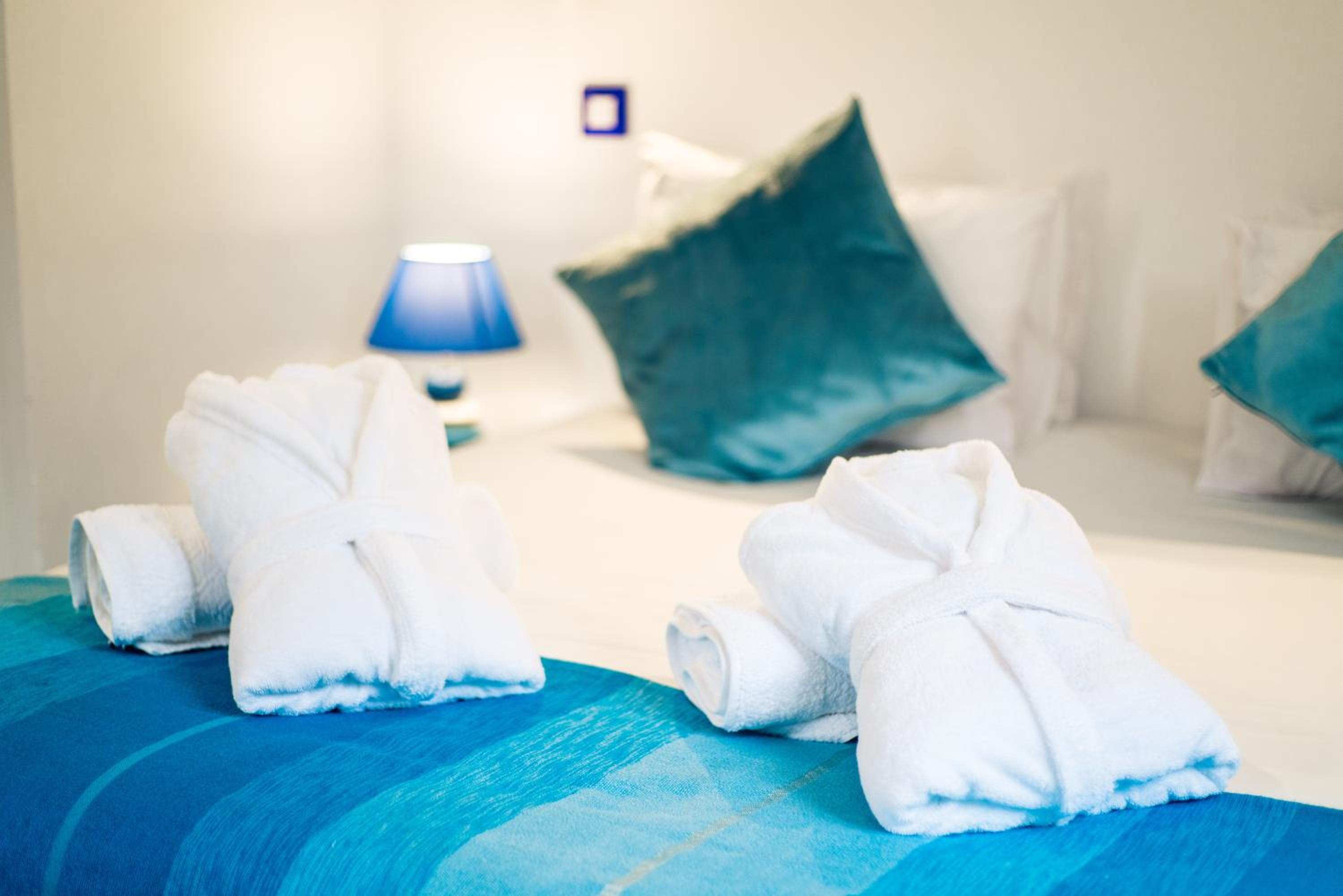 Standard Double or Twin Room - Photo 8