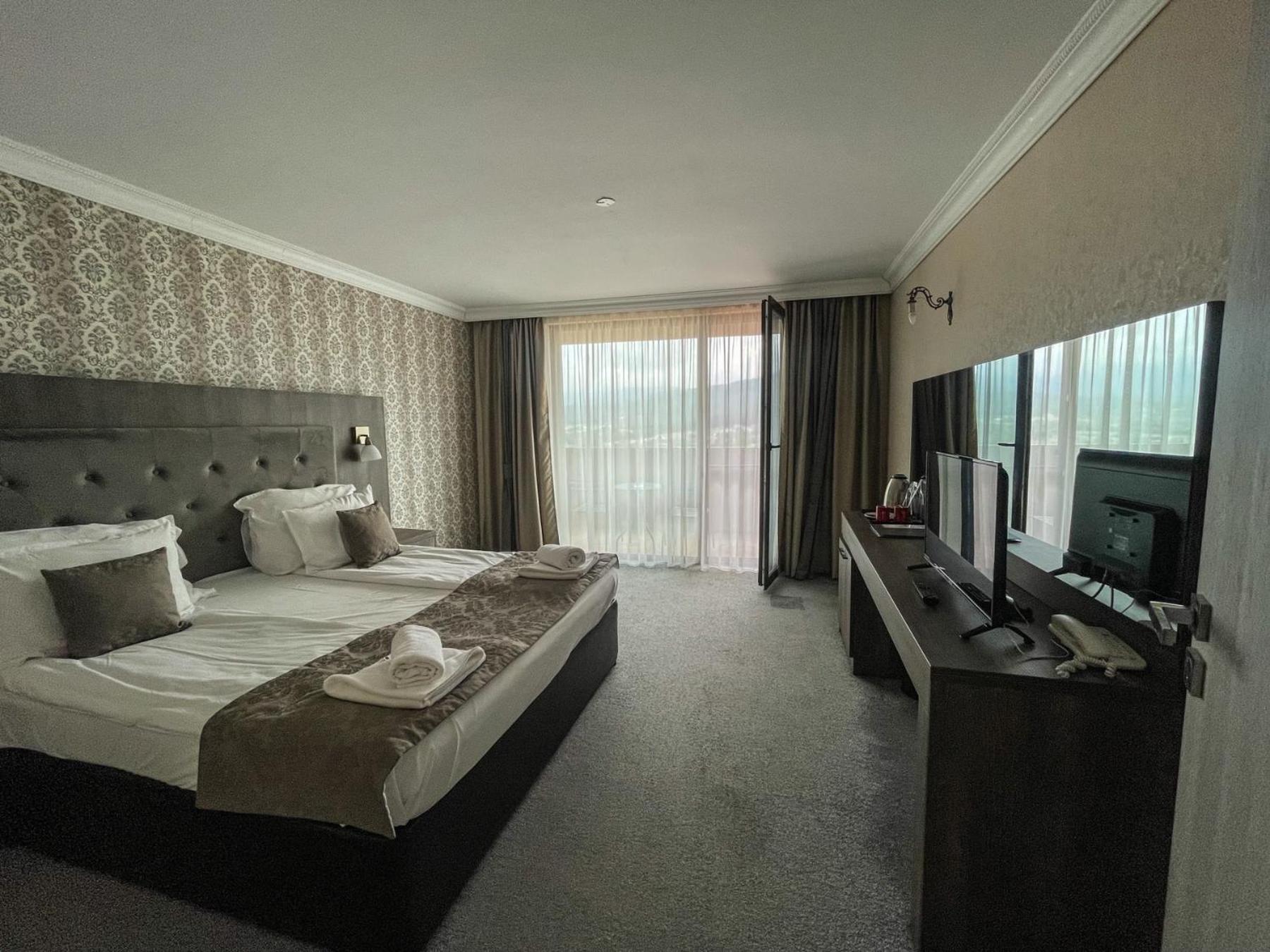Deluxe One-Bedroom Apartment - Photo 1