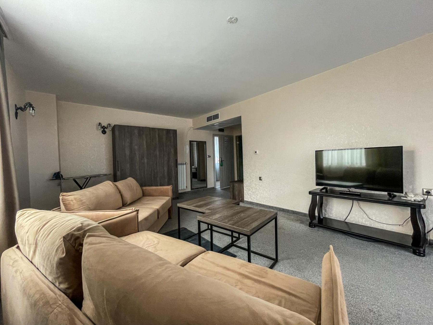 Deluxe One-Bedroom Apartment - Photo 2