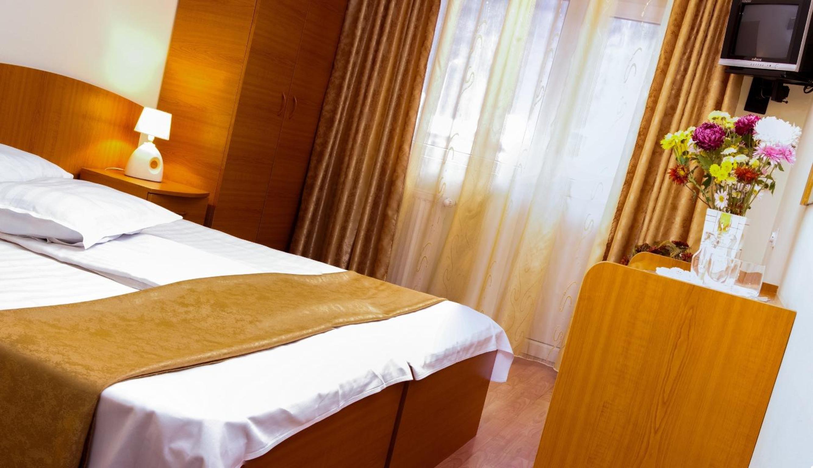 Twin Room with Balcony - Photo 6