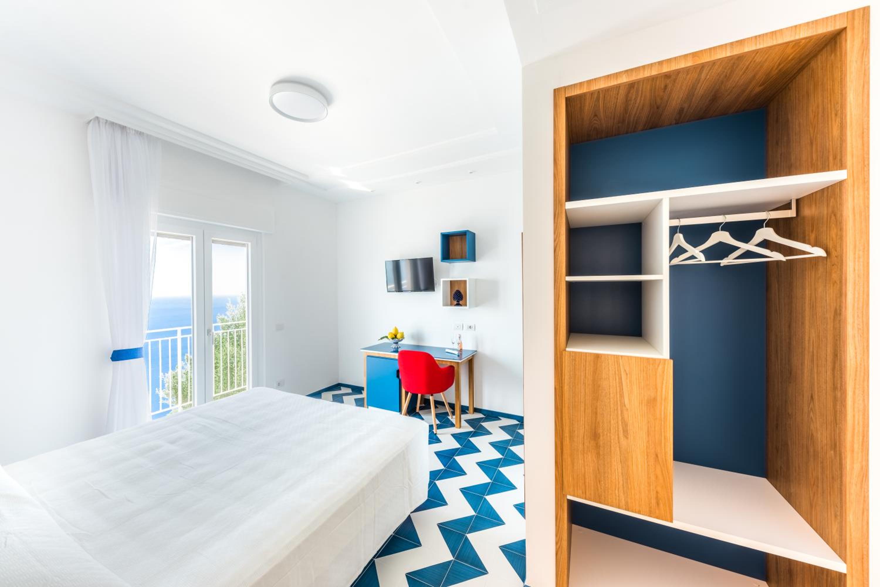 Deluxe Double or Twin Room with Sea View - Photo 8