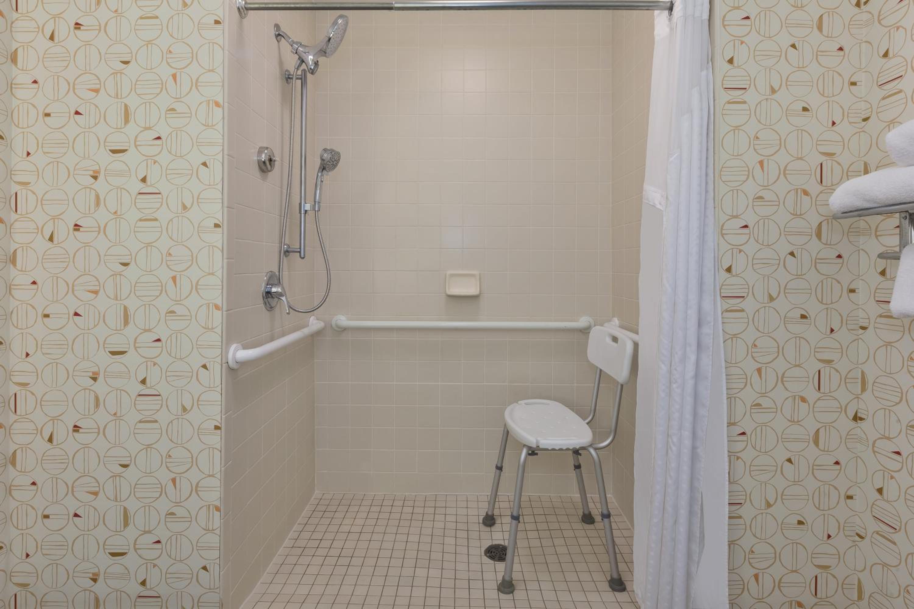 Deluxe King Room - Disability Access Roll in Shower/Non-Smoking photo 2