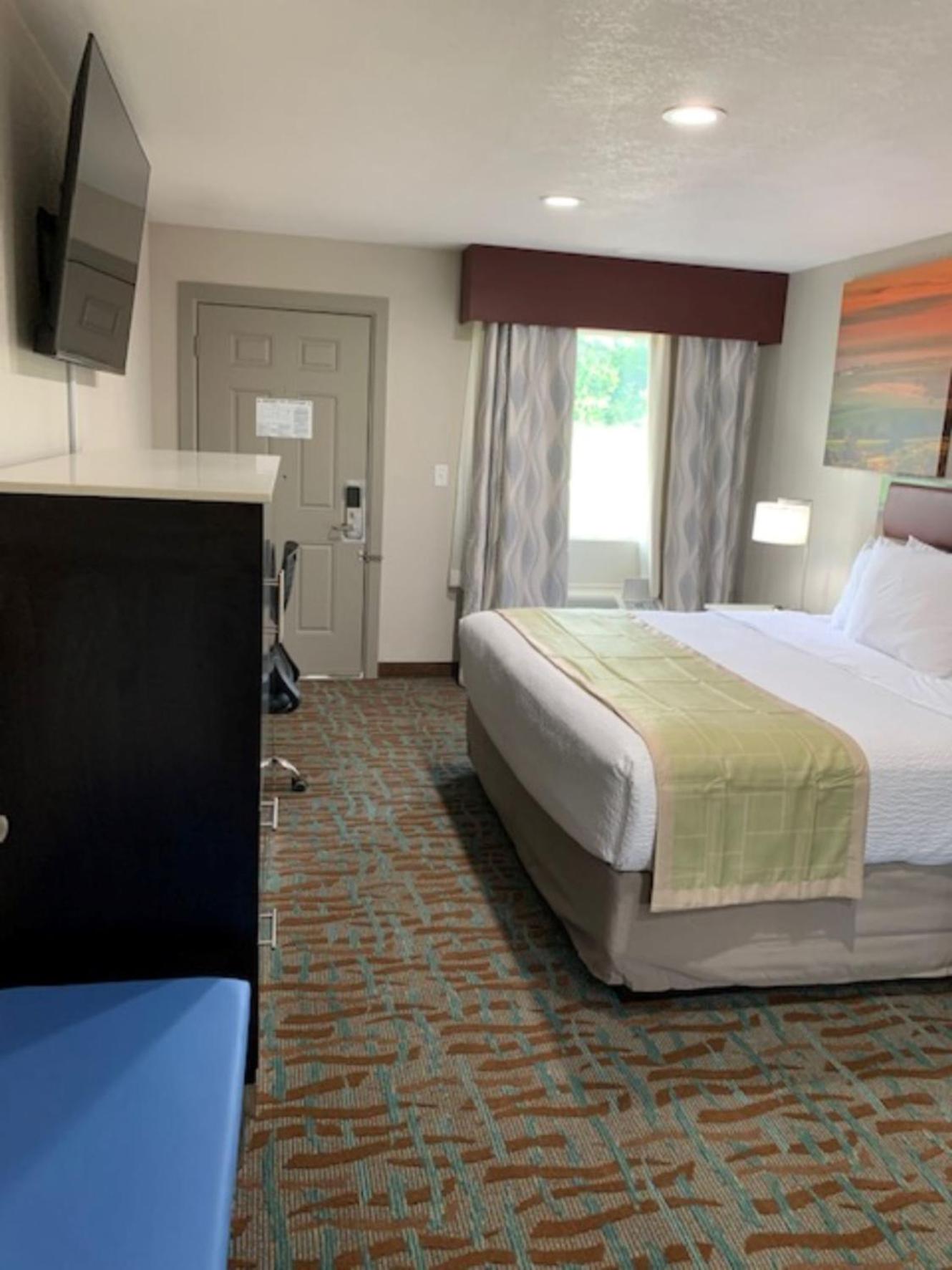 King Room with Roll-in Shower - Mobility Access/Non-Smoking - Photo 5