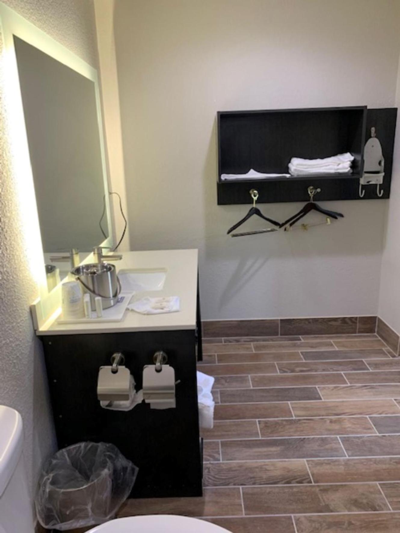 King Room with Roll-in Shower - Mobility Access/Non-Smoking - Photo 2