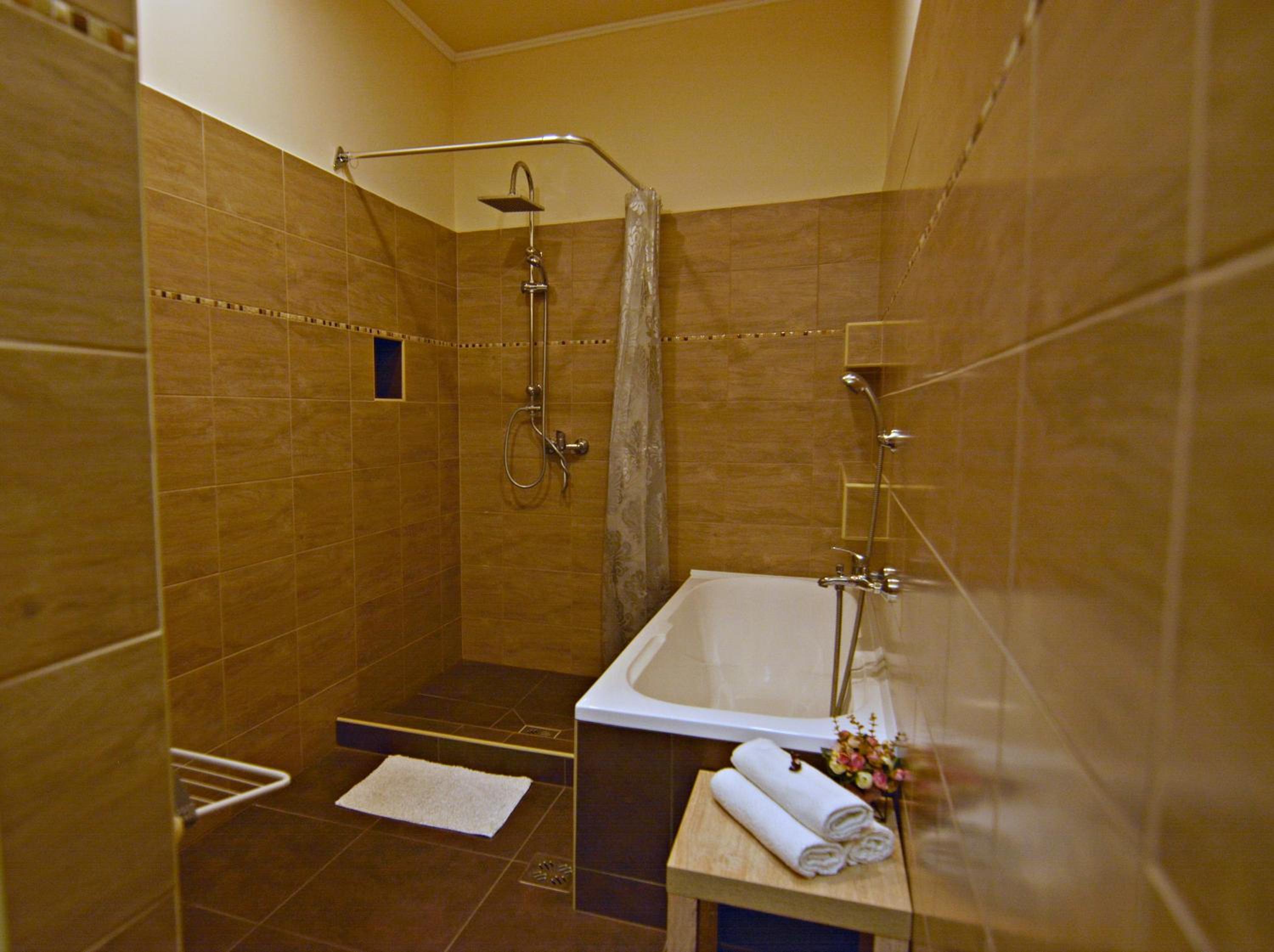 Family Room with Private Bathroom photo 2