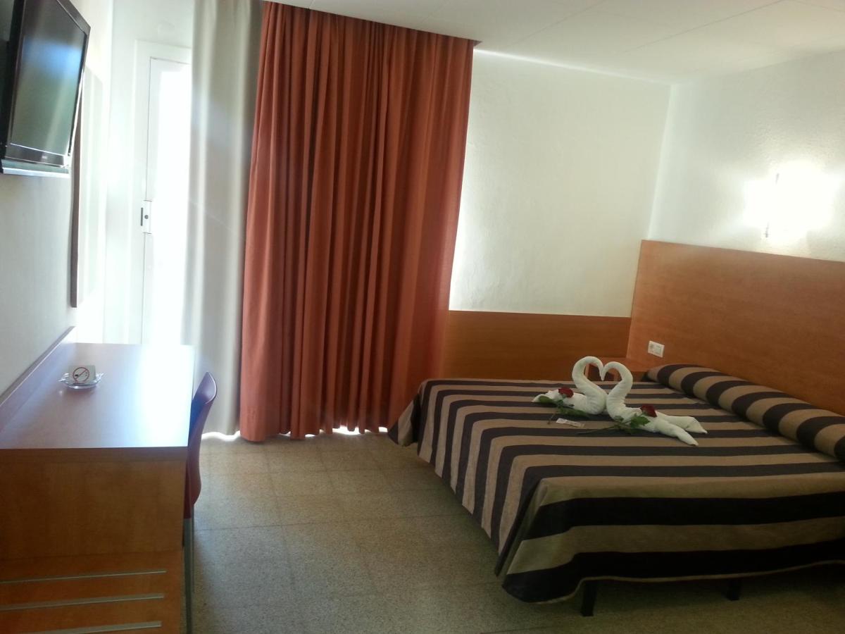 Dos Habitaciones Familiares Conectadas con Vista a la Calle (3 Adultos + 2 Niños)